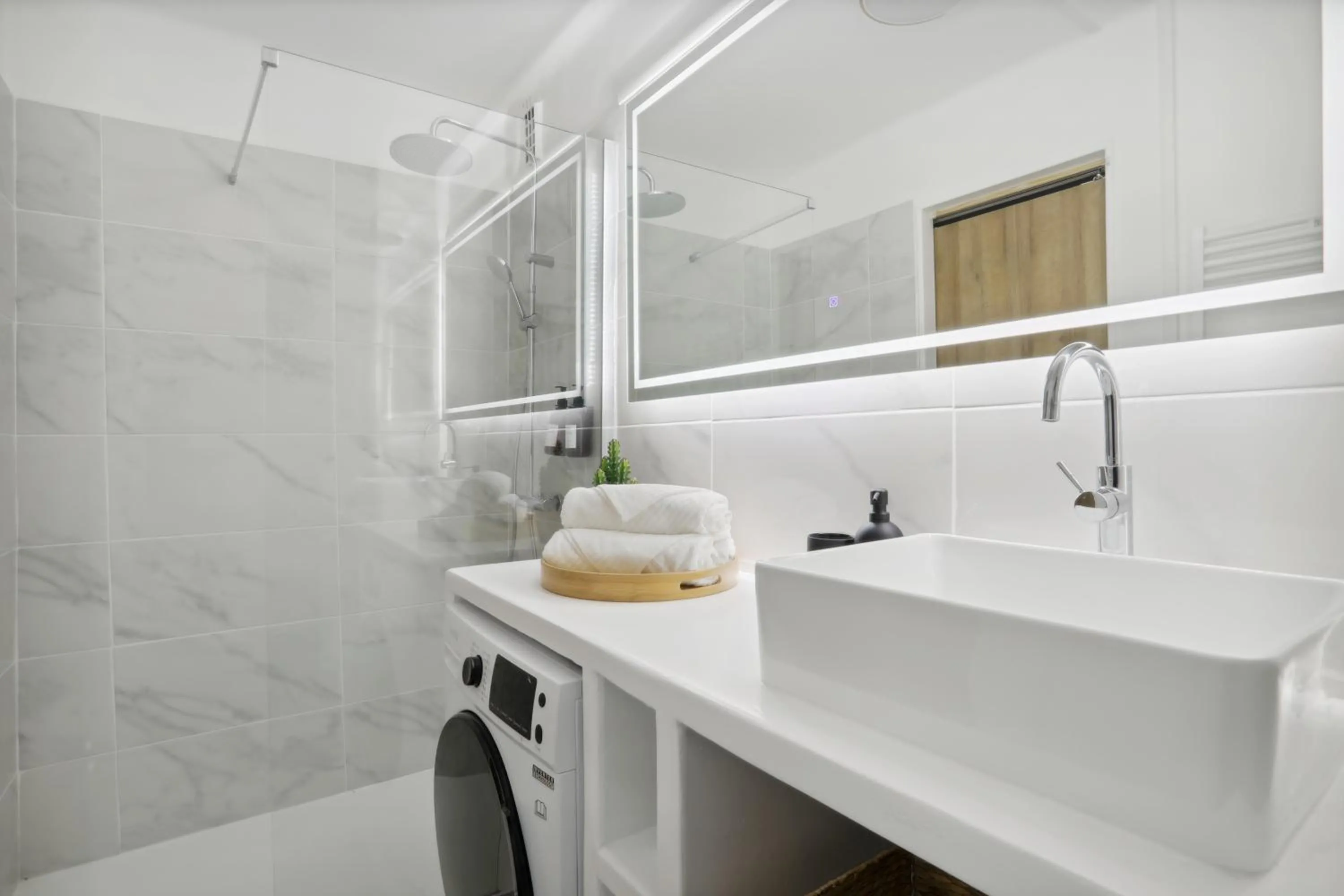 Bathroom in Le Beausoleil Duplex (Clim - Wifi - Netflix)