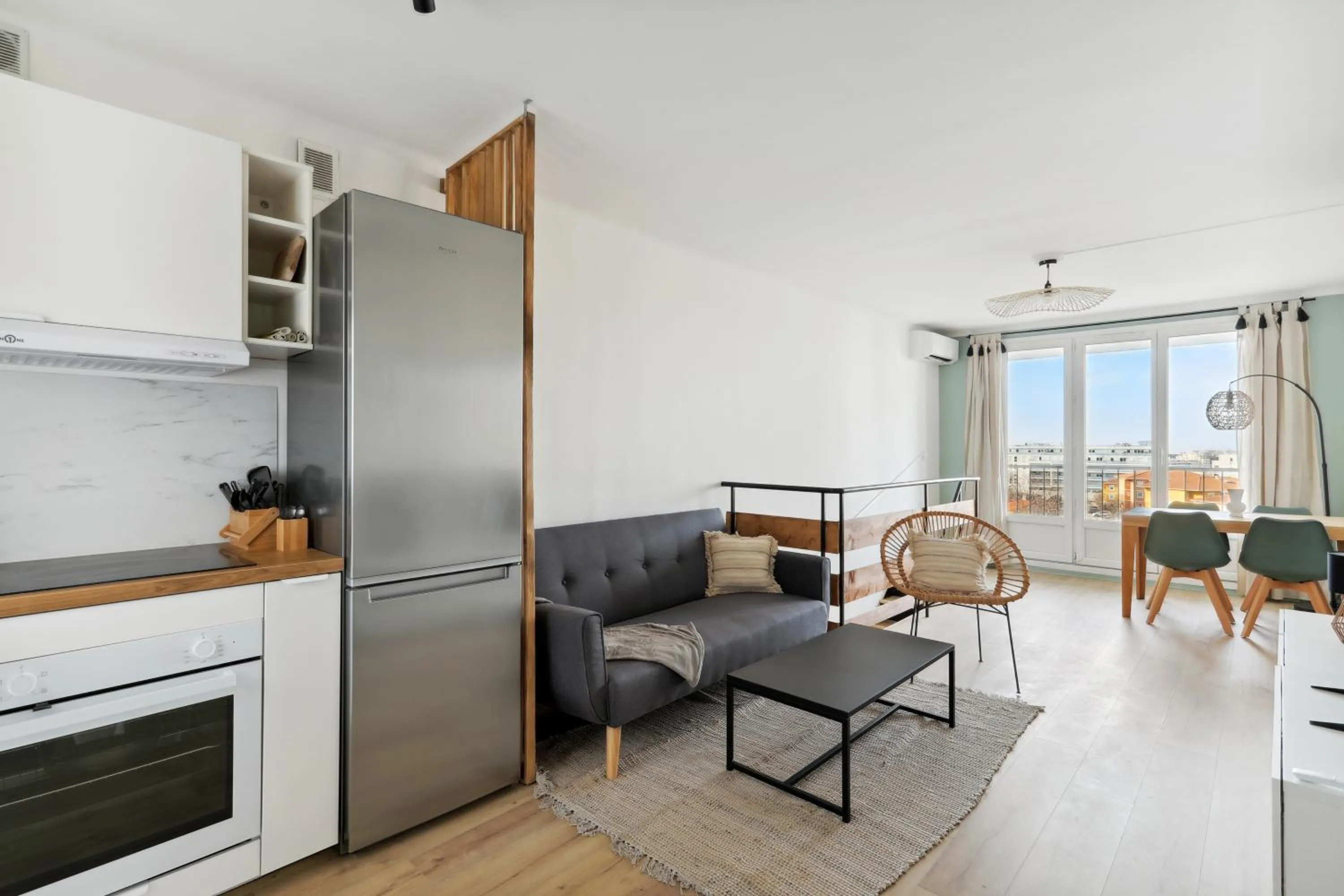 Living room in Le Beausoleil Duplex (Clim - Wifi - Netflix)