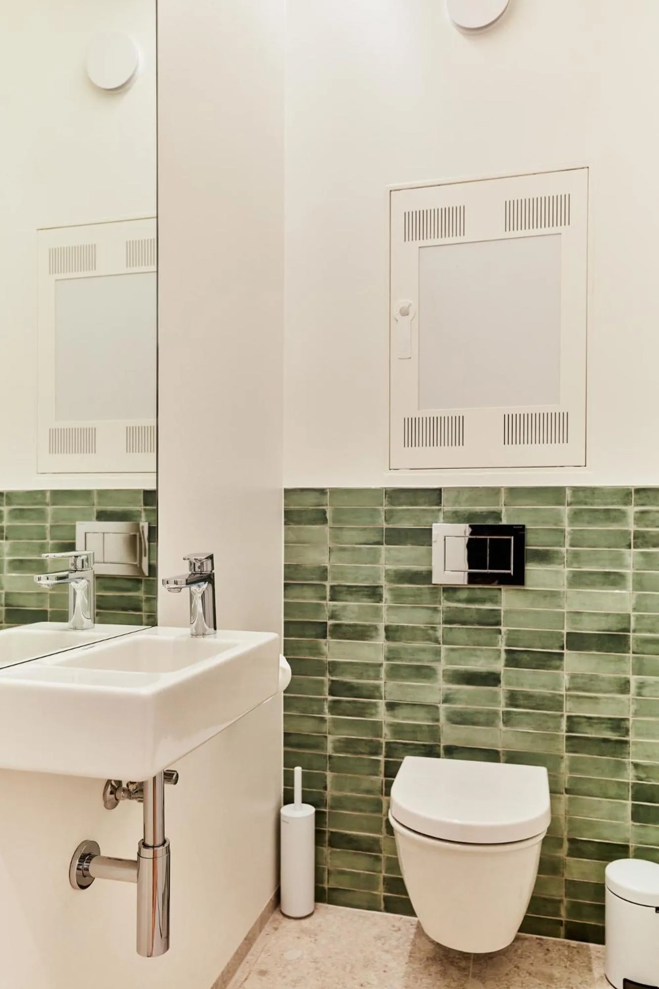 Toilet in Résidence du Lys - Perrin Apartments