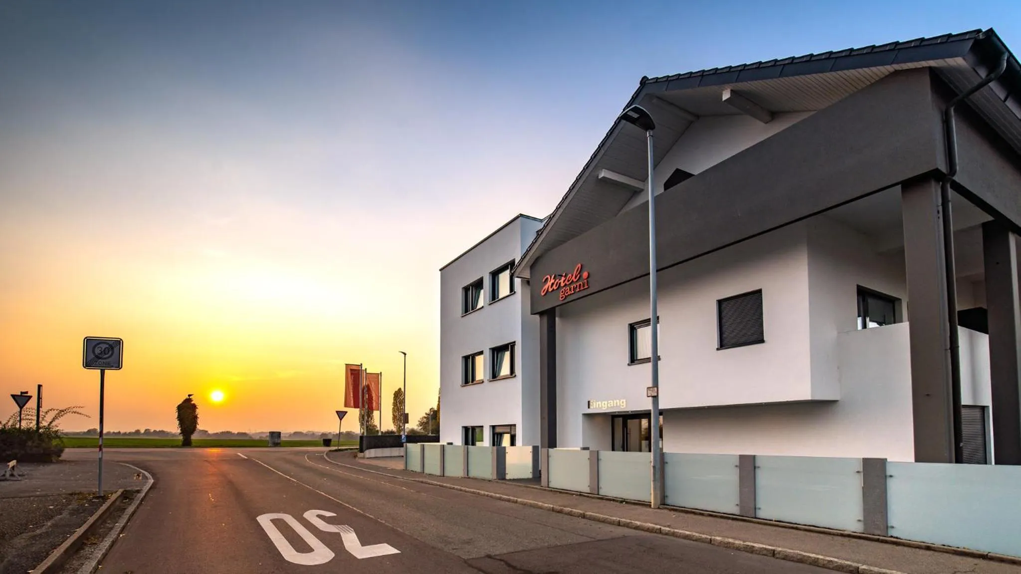 Property building in Hotel am Stadtrand