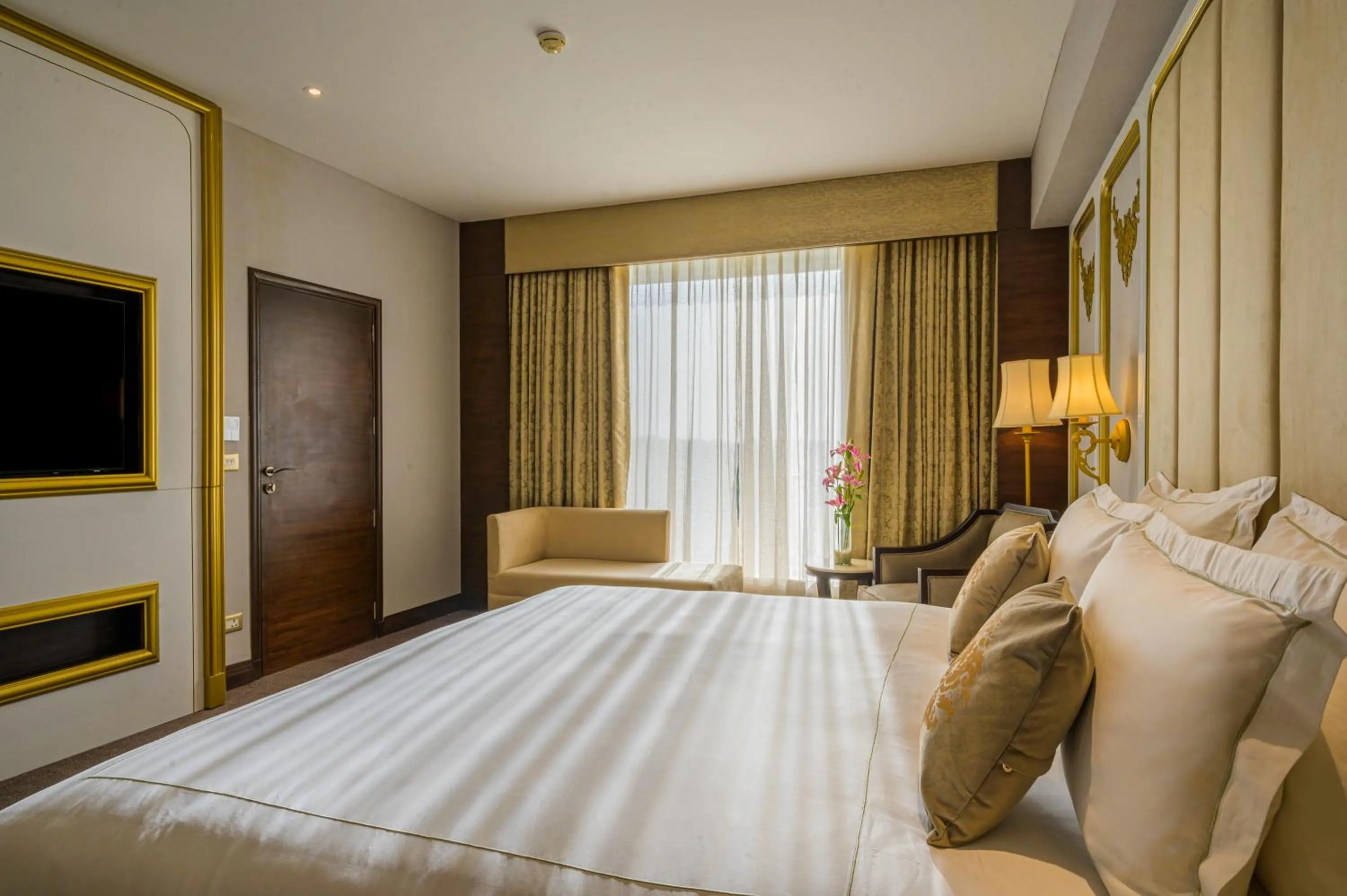 Bed in Taj Gandhinagar Resort and Spa