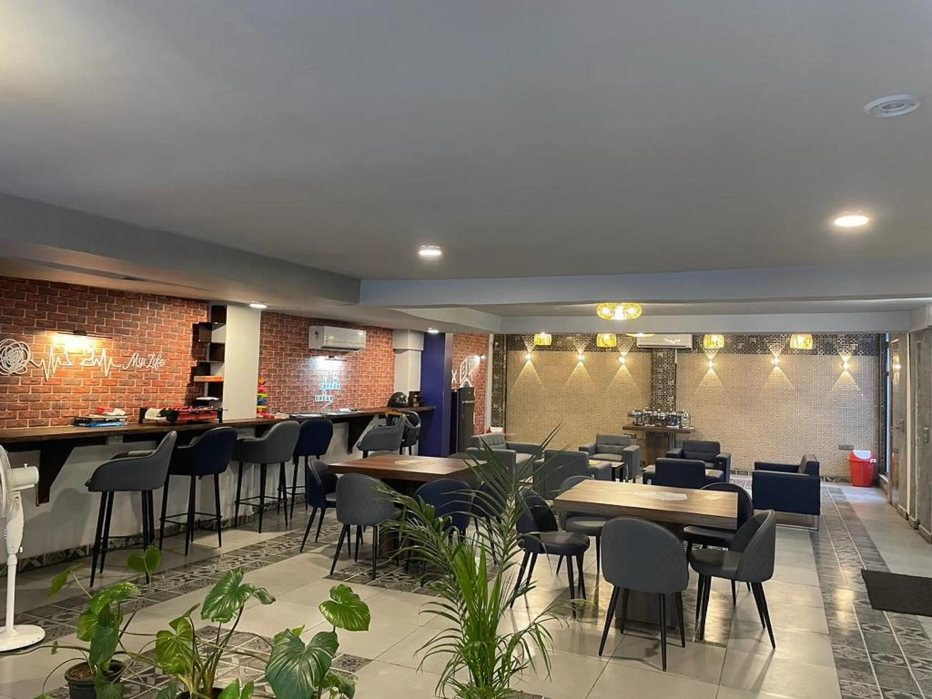 Restaurant/places to eat in FlxHo Duo - Serviced Apartment & Rooms - Golf Course Road