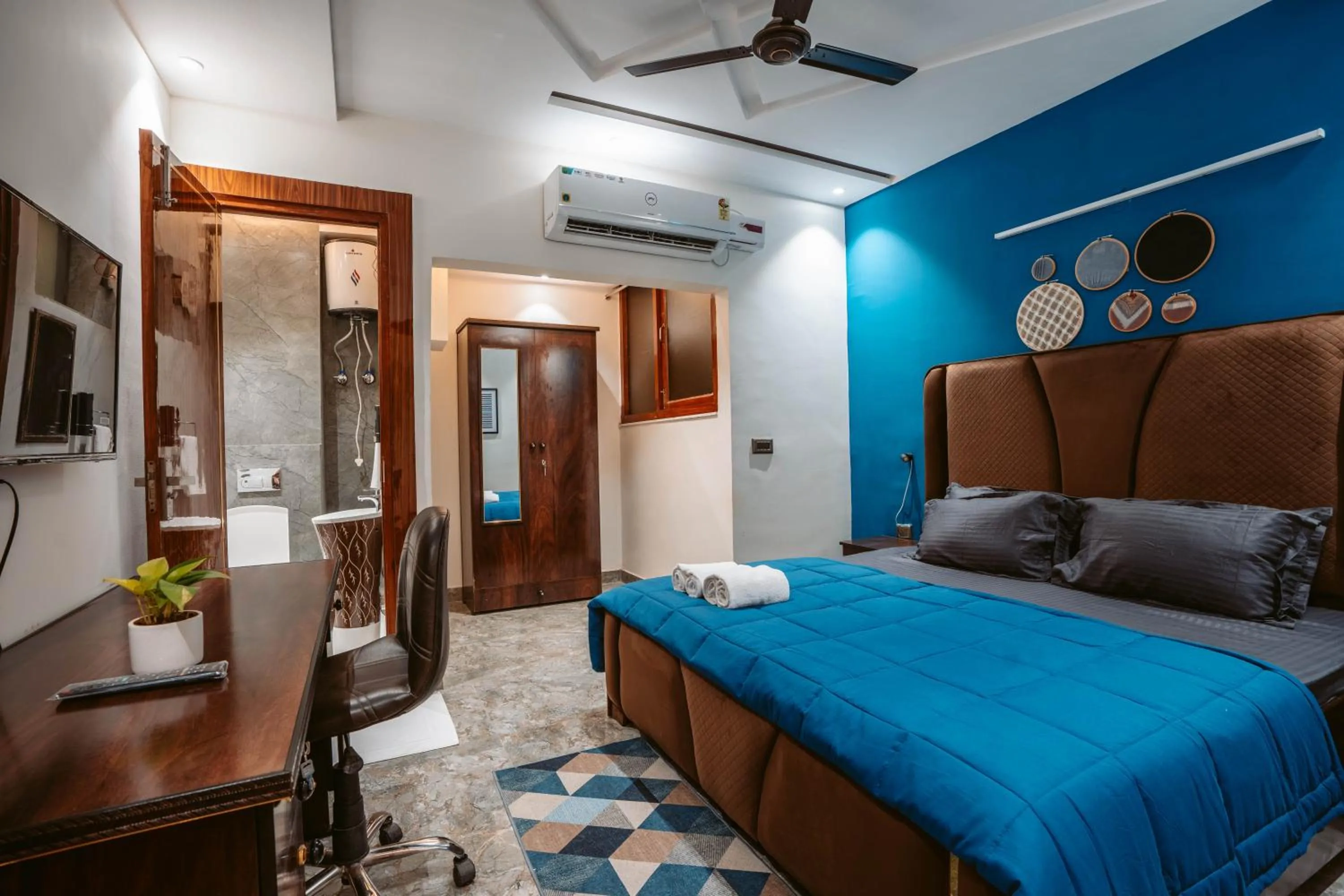 Bedroom in FlxHo Duo - Serviced Apartment & Rooms - Golf Course Road