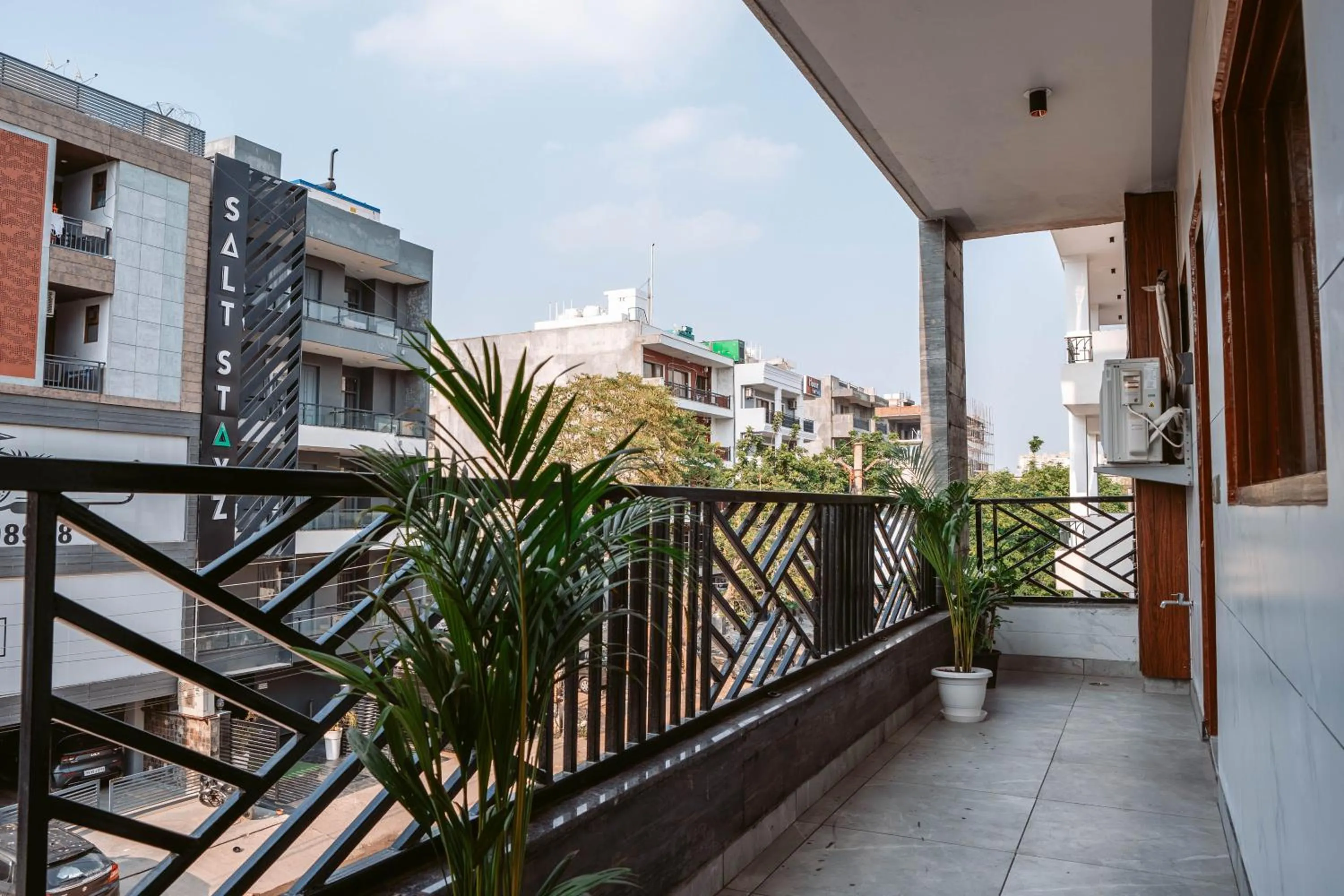 Balcony/Terrace in FlxHo Duo - Serviced Apartment & Rooms - Golf Course Road