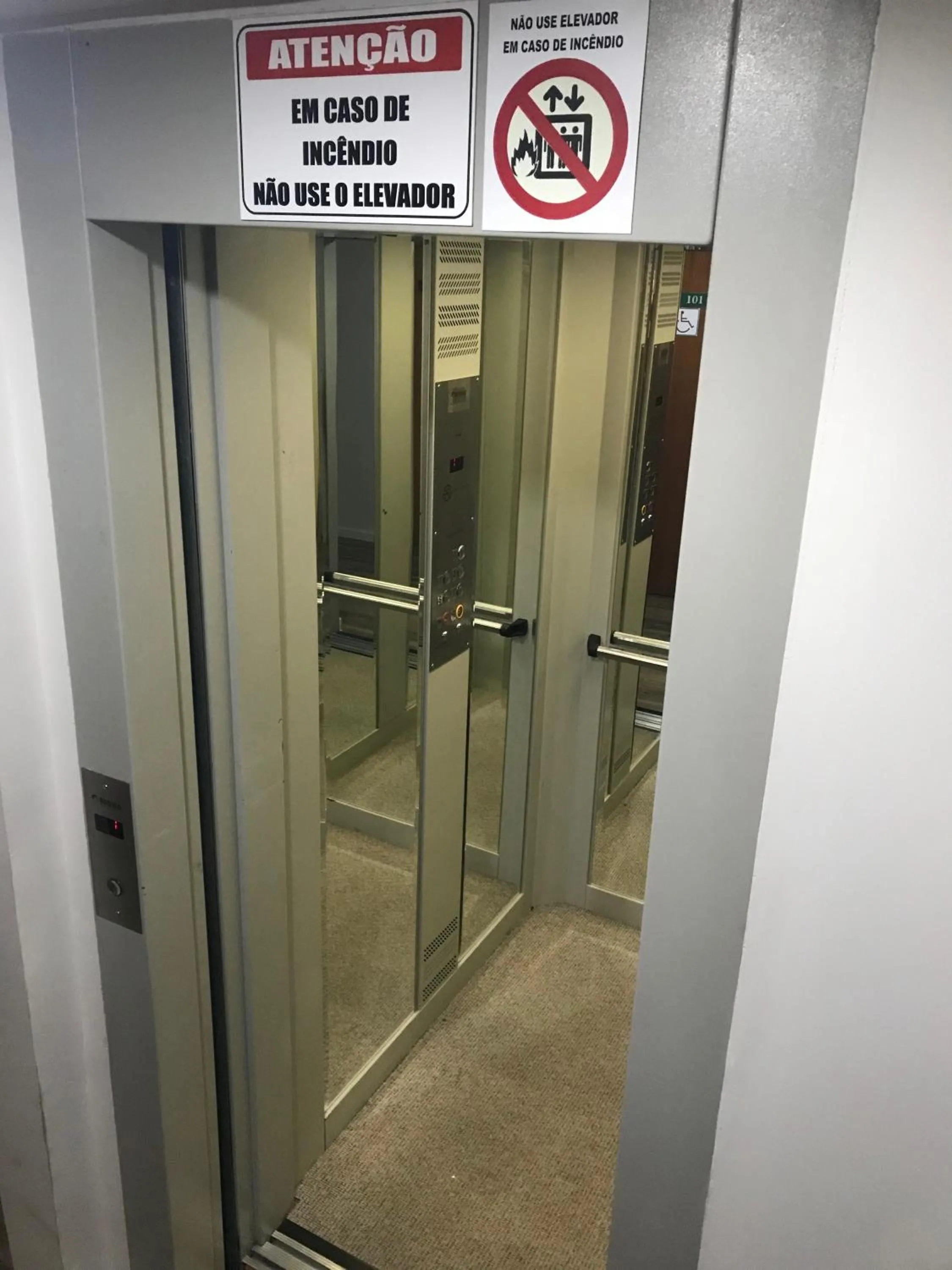 elevator in Cerrado Hotel LTDA