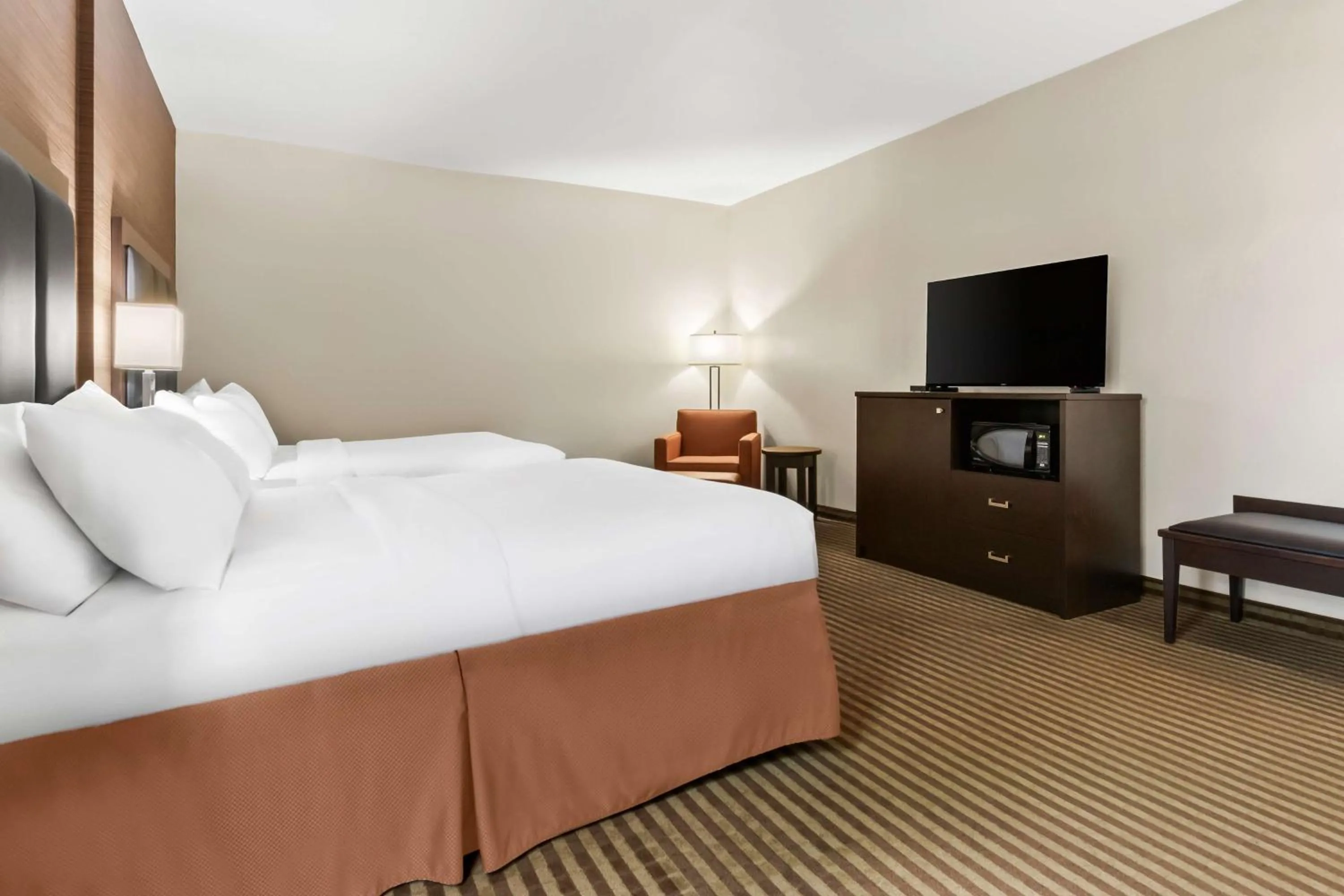 Bedroom, Bed in Best Western Plus Fergus Hotel