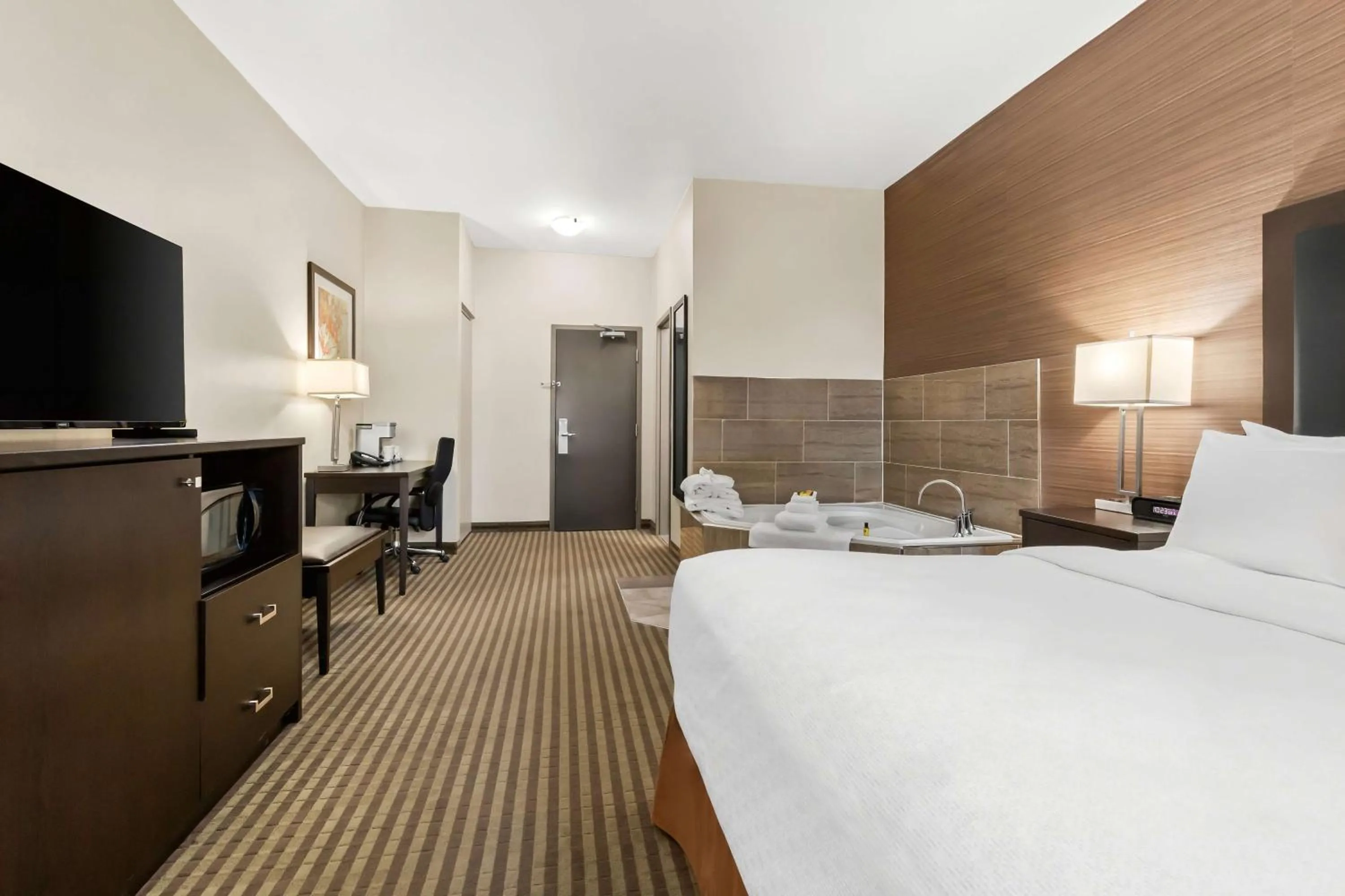 Photo of the whole room, Bed in Best Western Plus Fergus Hotel