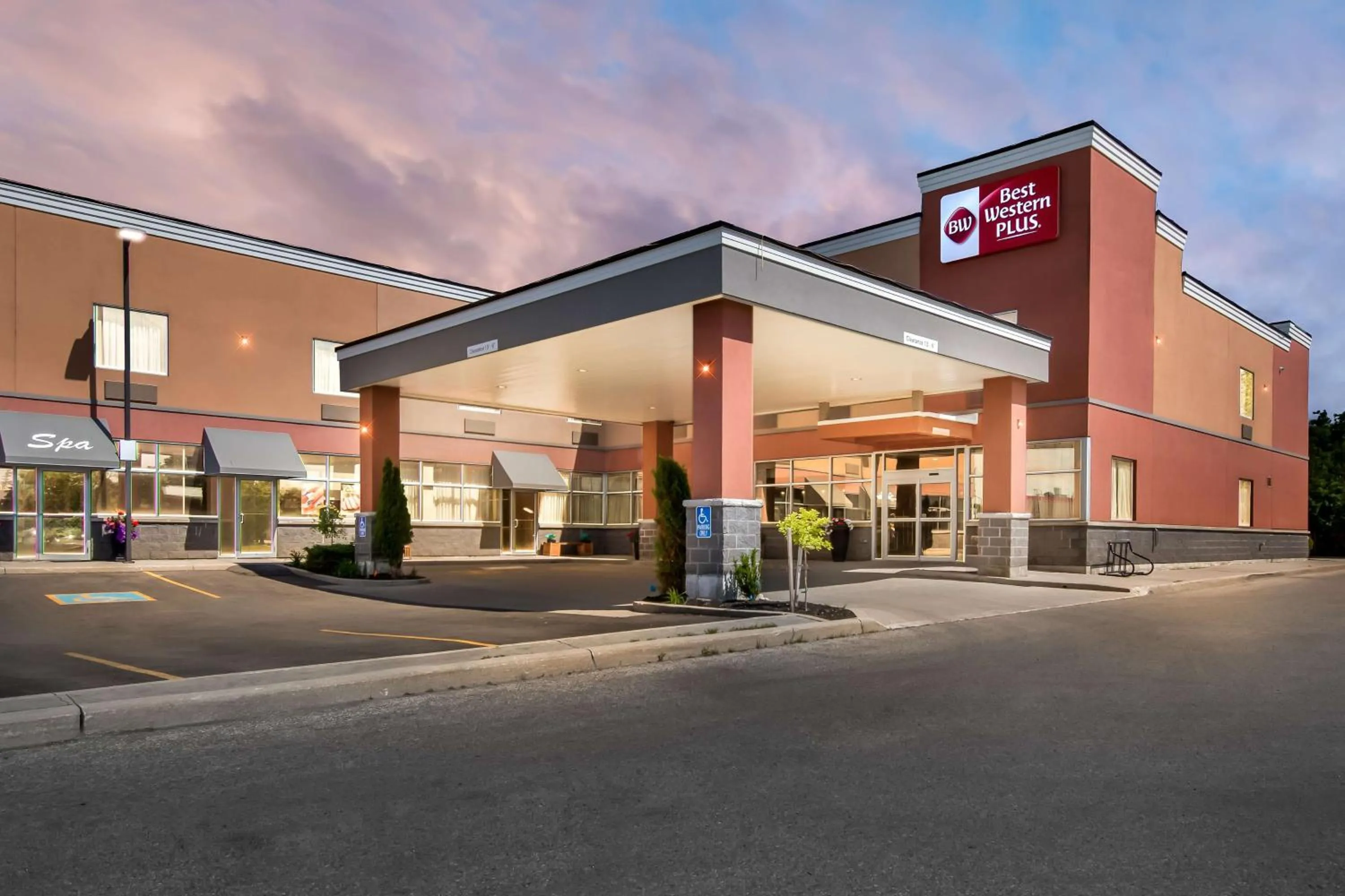 Property building in Best Western Plus Fergus Hotel