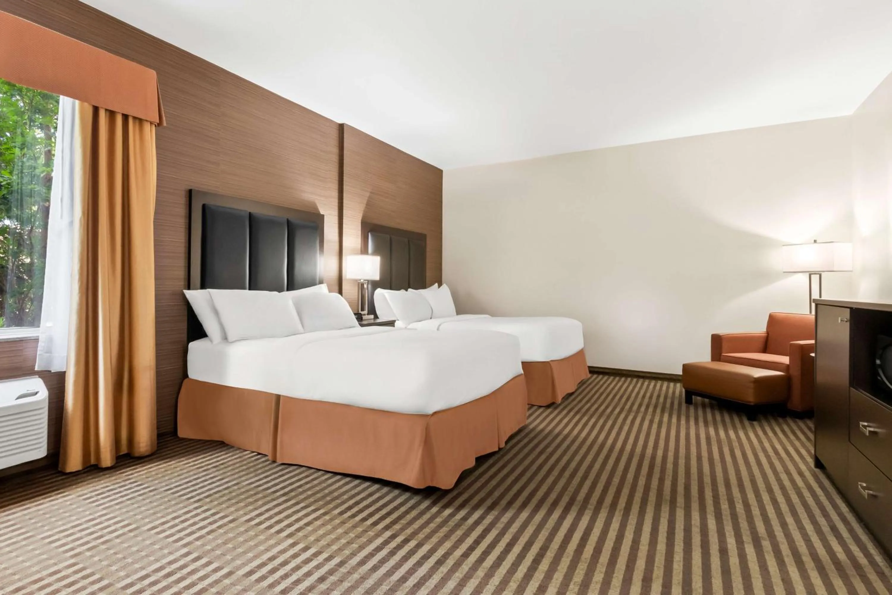 Bedroom, Bed in Best Western Plus Fergus Hotel