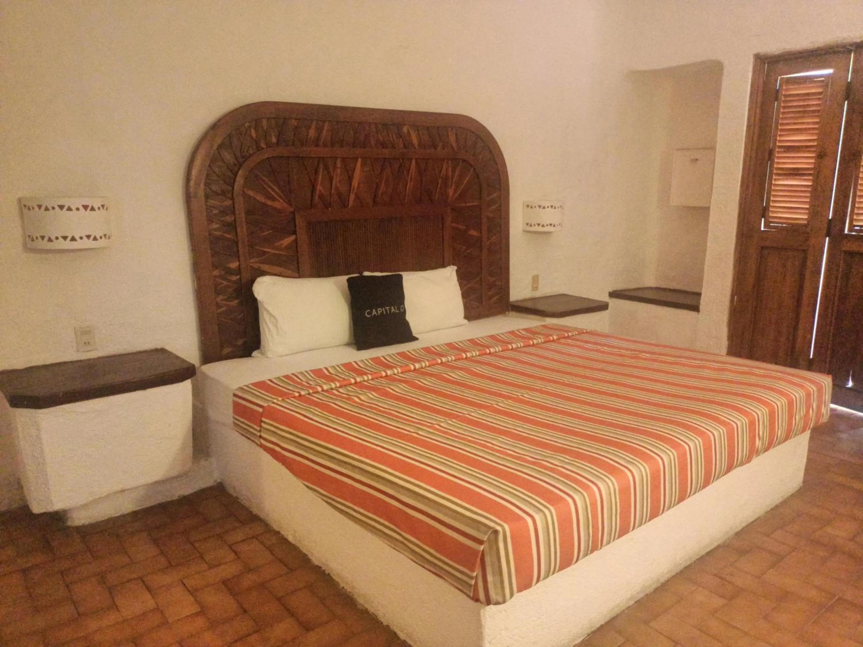 Decorative detail in hotel plaza tucanes