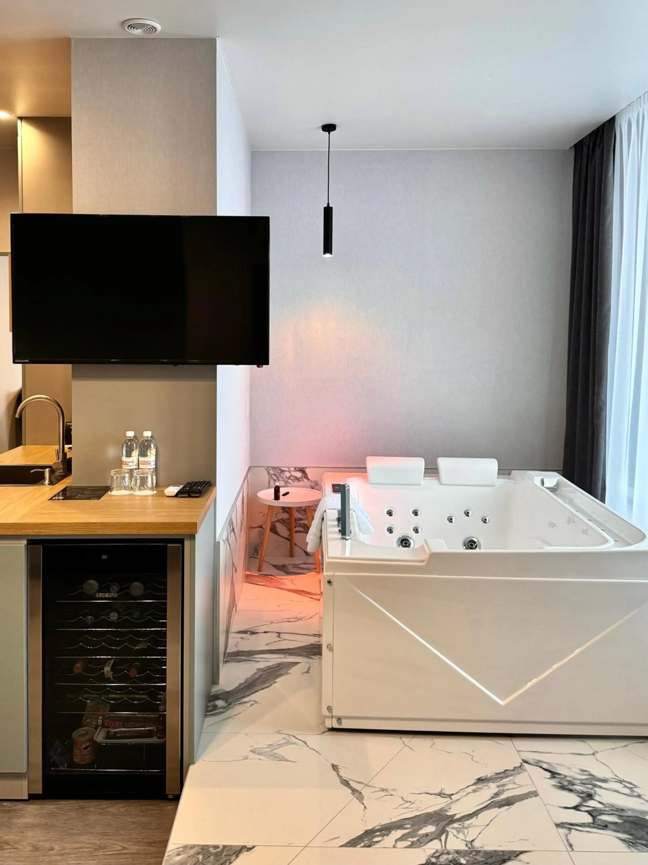 Hot Tub, Bed in BE THE ONE Hotel