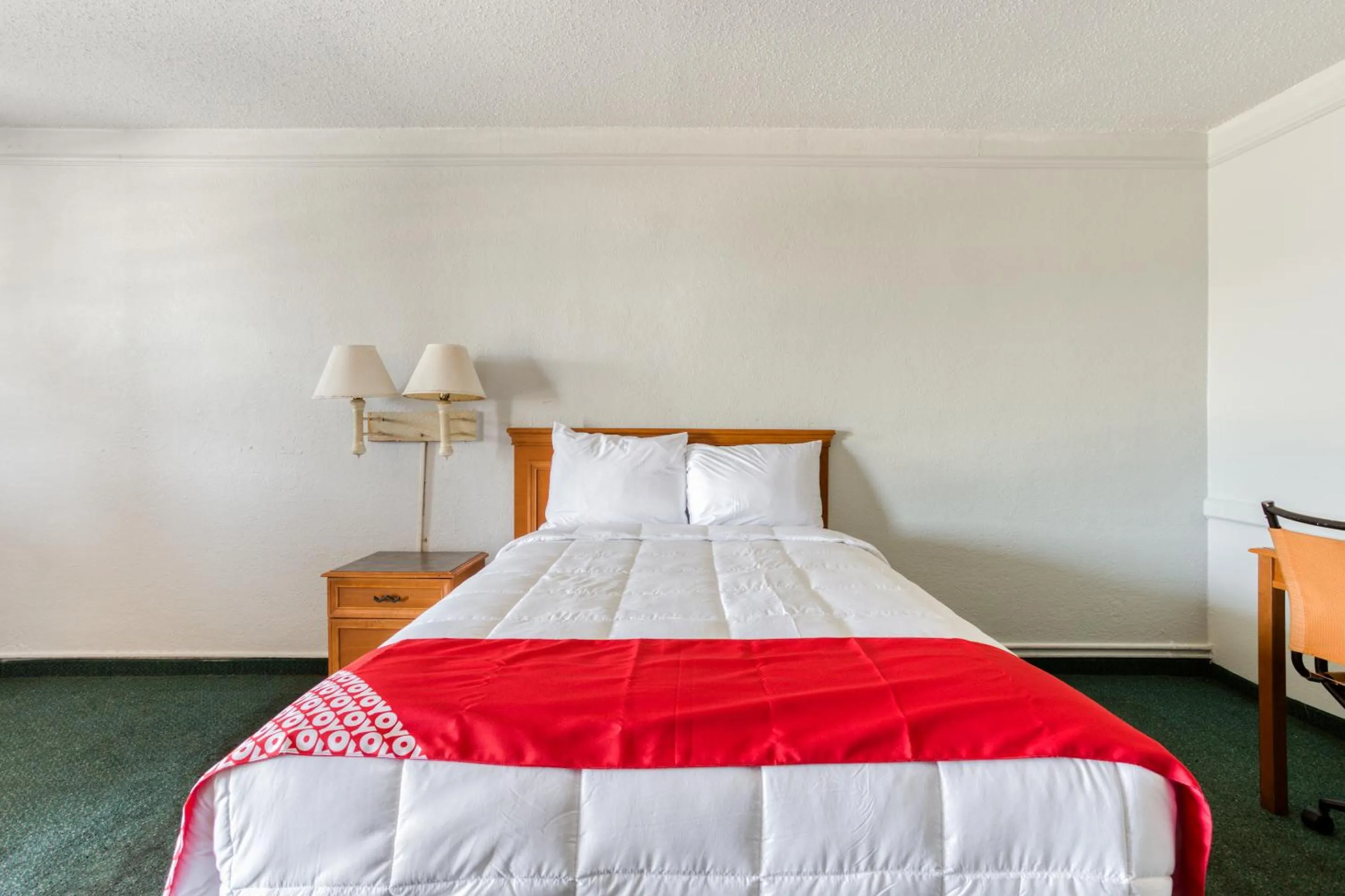 Bedroom, Bed in SUNSET INN Oklahoma City