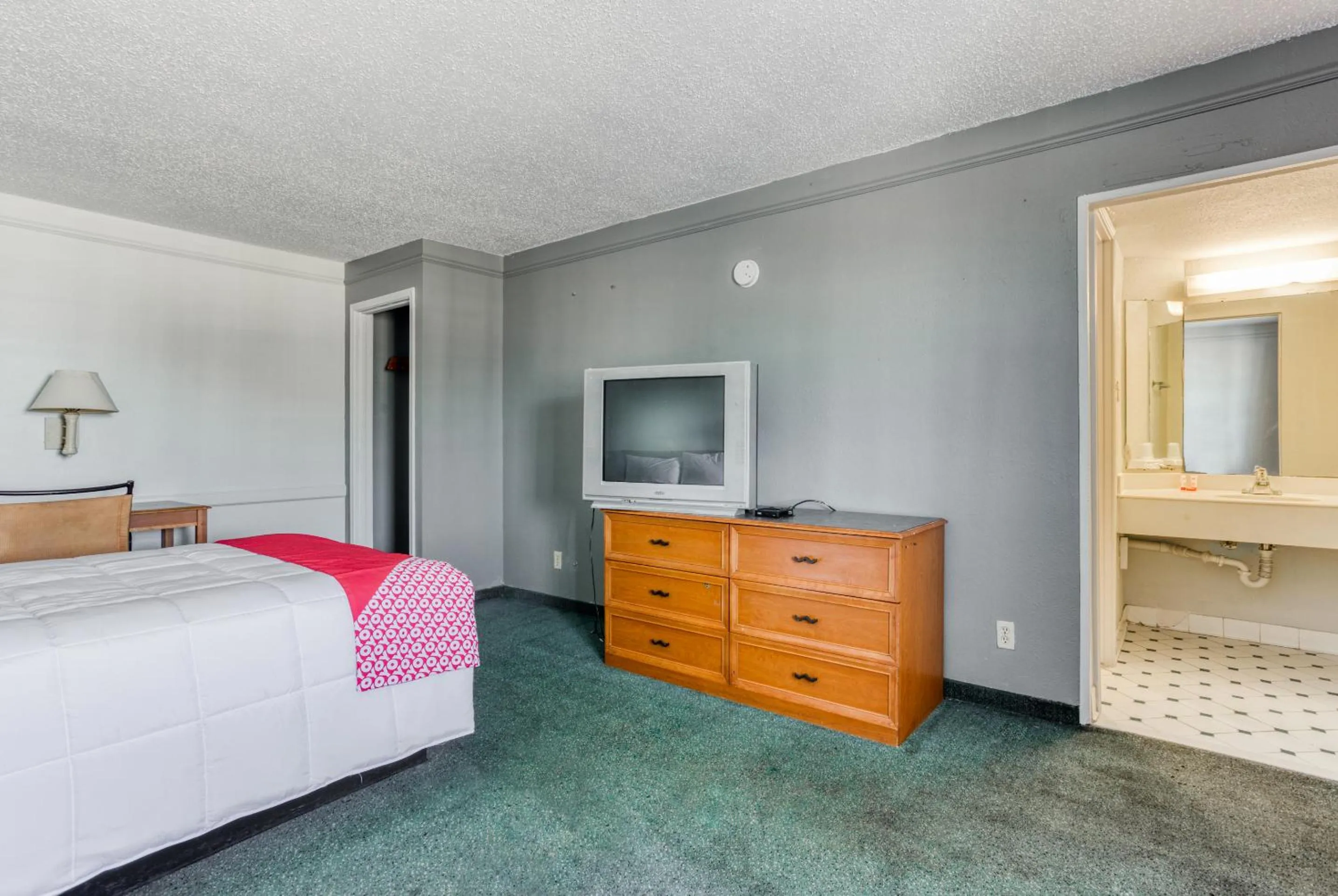 TV and multimedia, Bed in SUNSET INN Oklahoma City