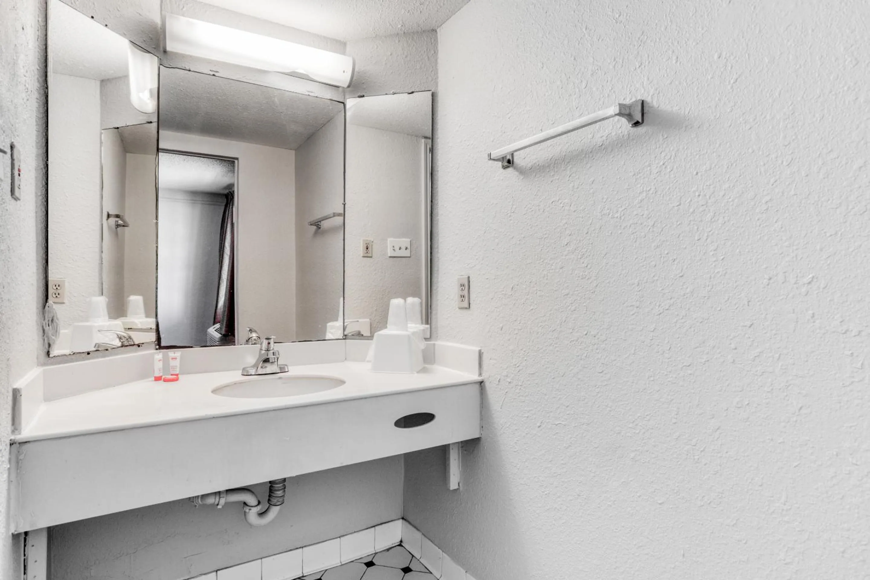 Bathroom in SUNSET INN Oklahoma City