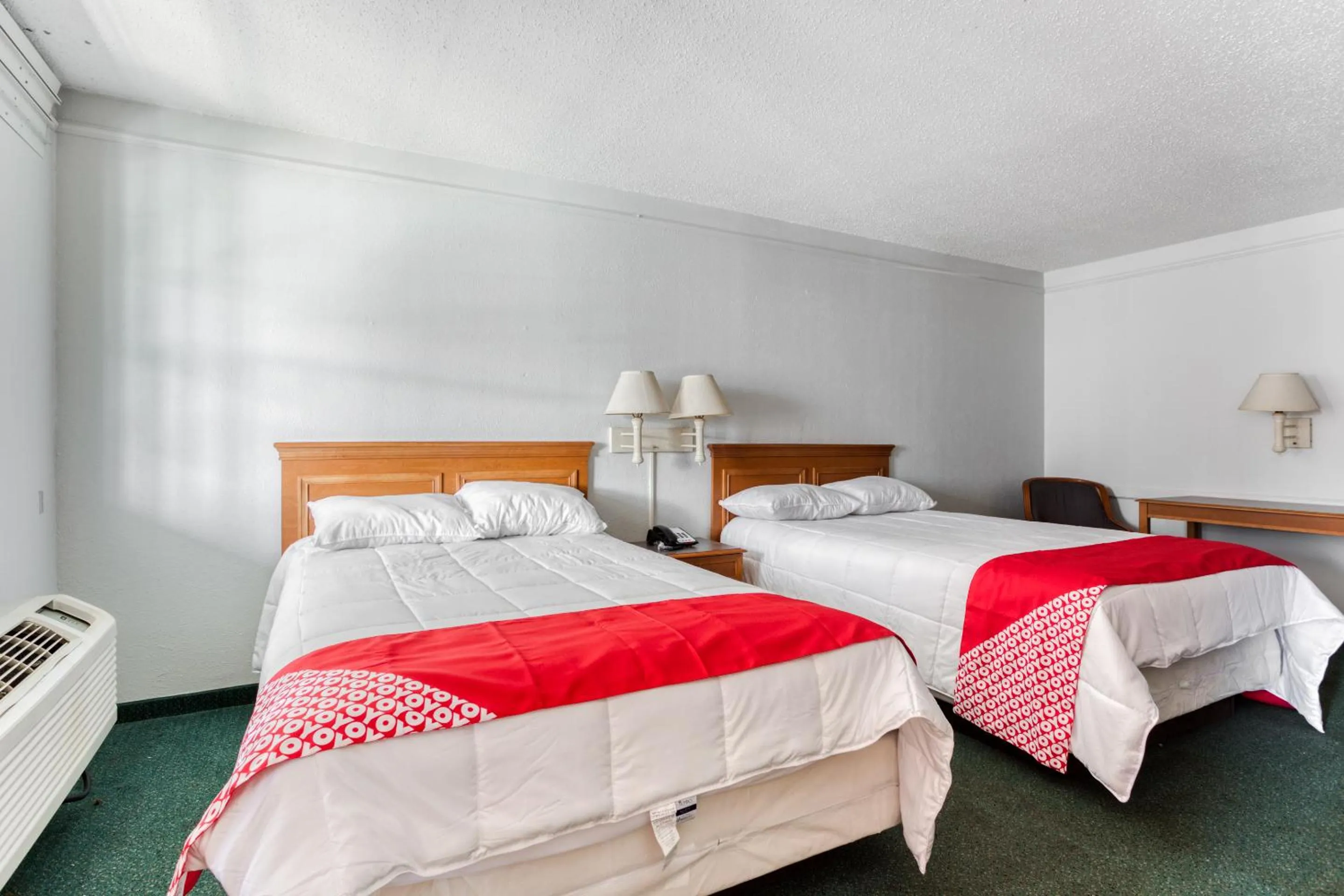 Bedroom, Bed in SUNSET INN Oklahoma City
