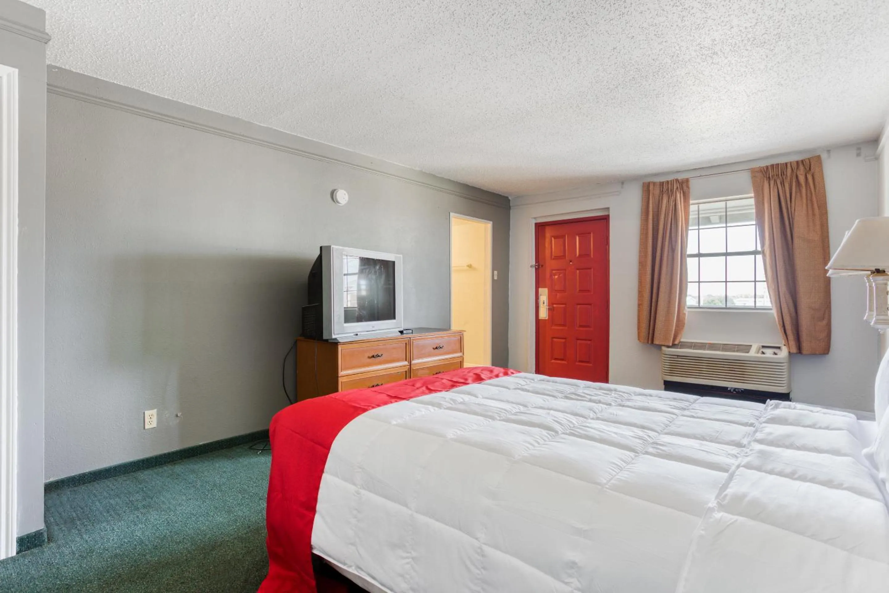 Bedroom, Bed in SUNSET INN Oklahoma City