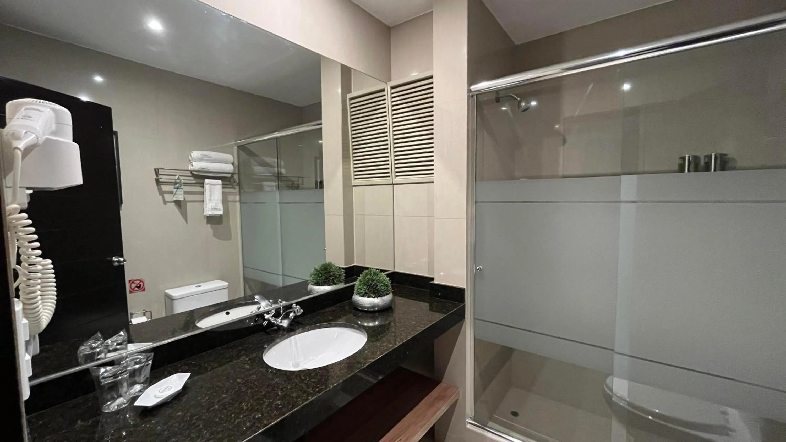 Shower in Hotel El Tambo 2