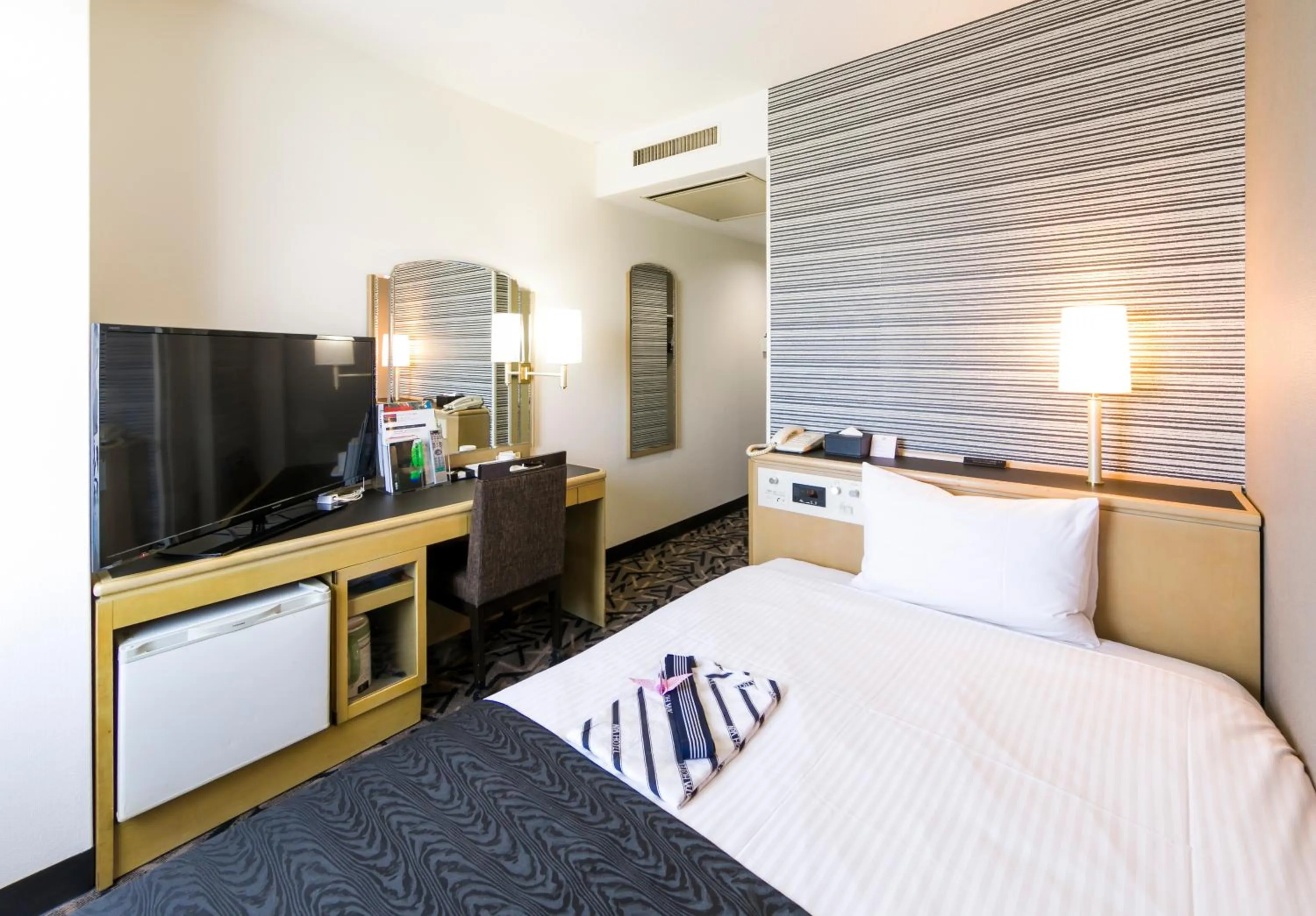 Photo of the whole room, Bed in APA Hotel Fujichuo