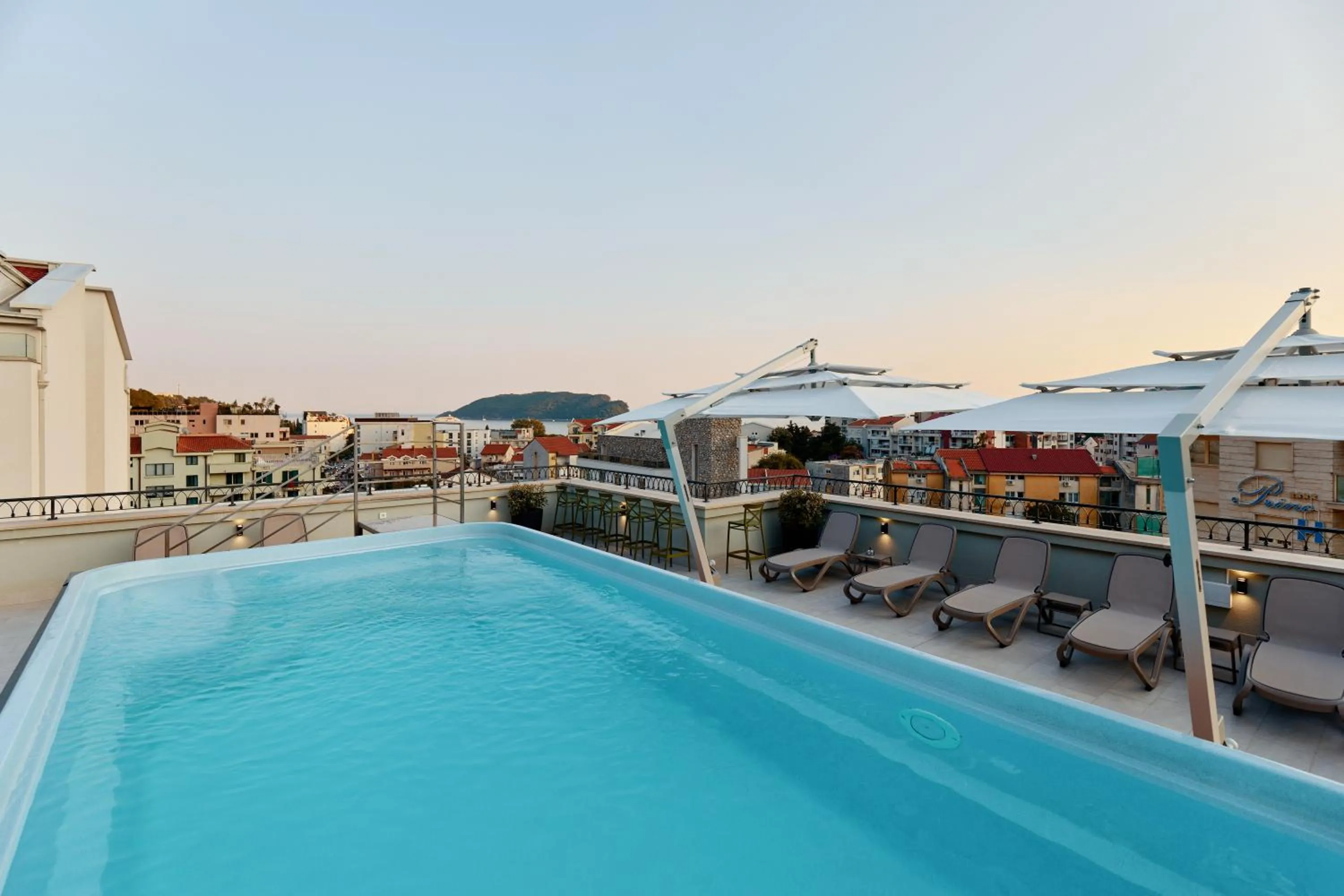 Swimming pool in Hotel Diplomat by Aycon