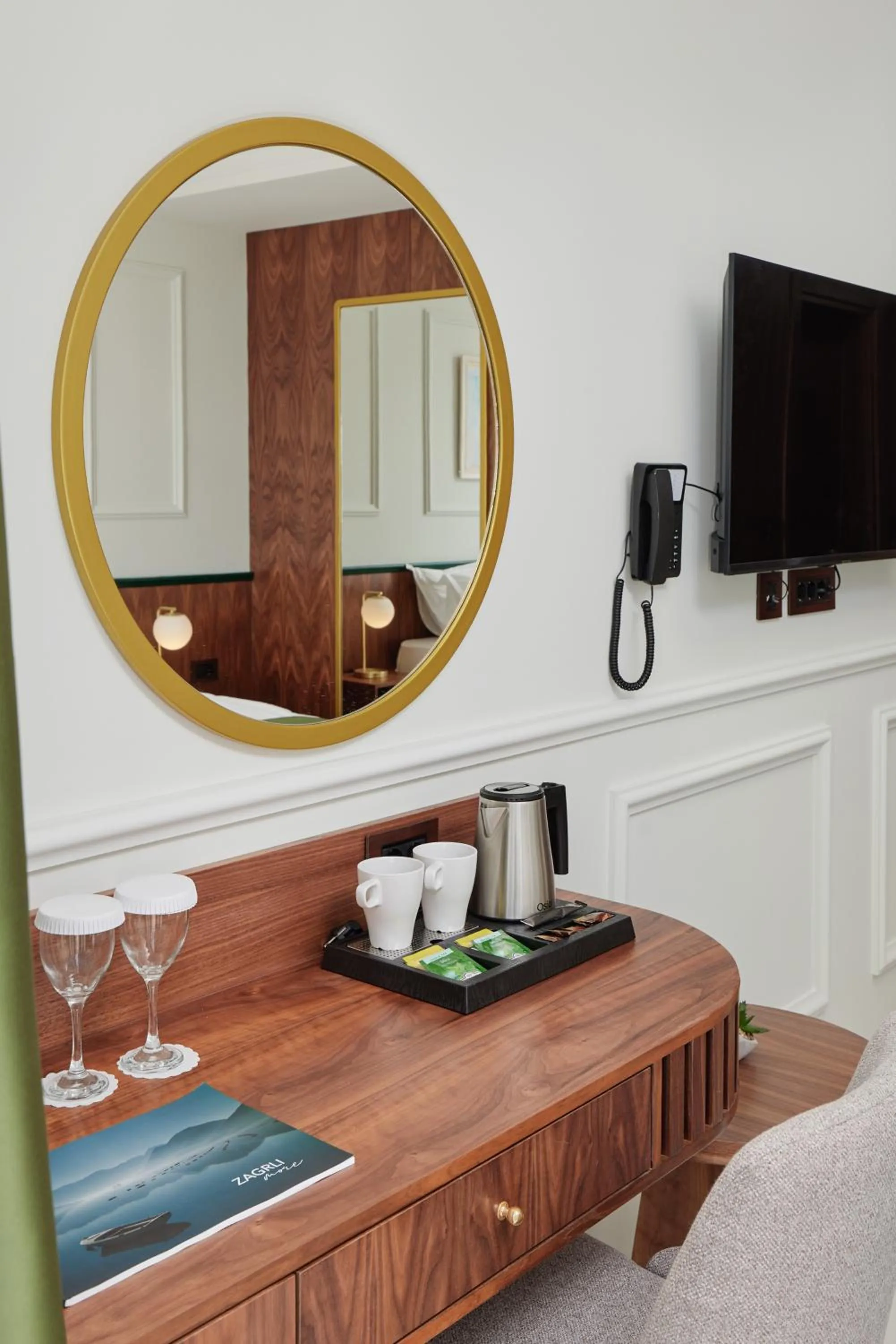 TV and multimedia in Hotel Diplomat by Aycon