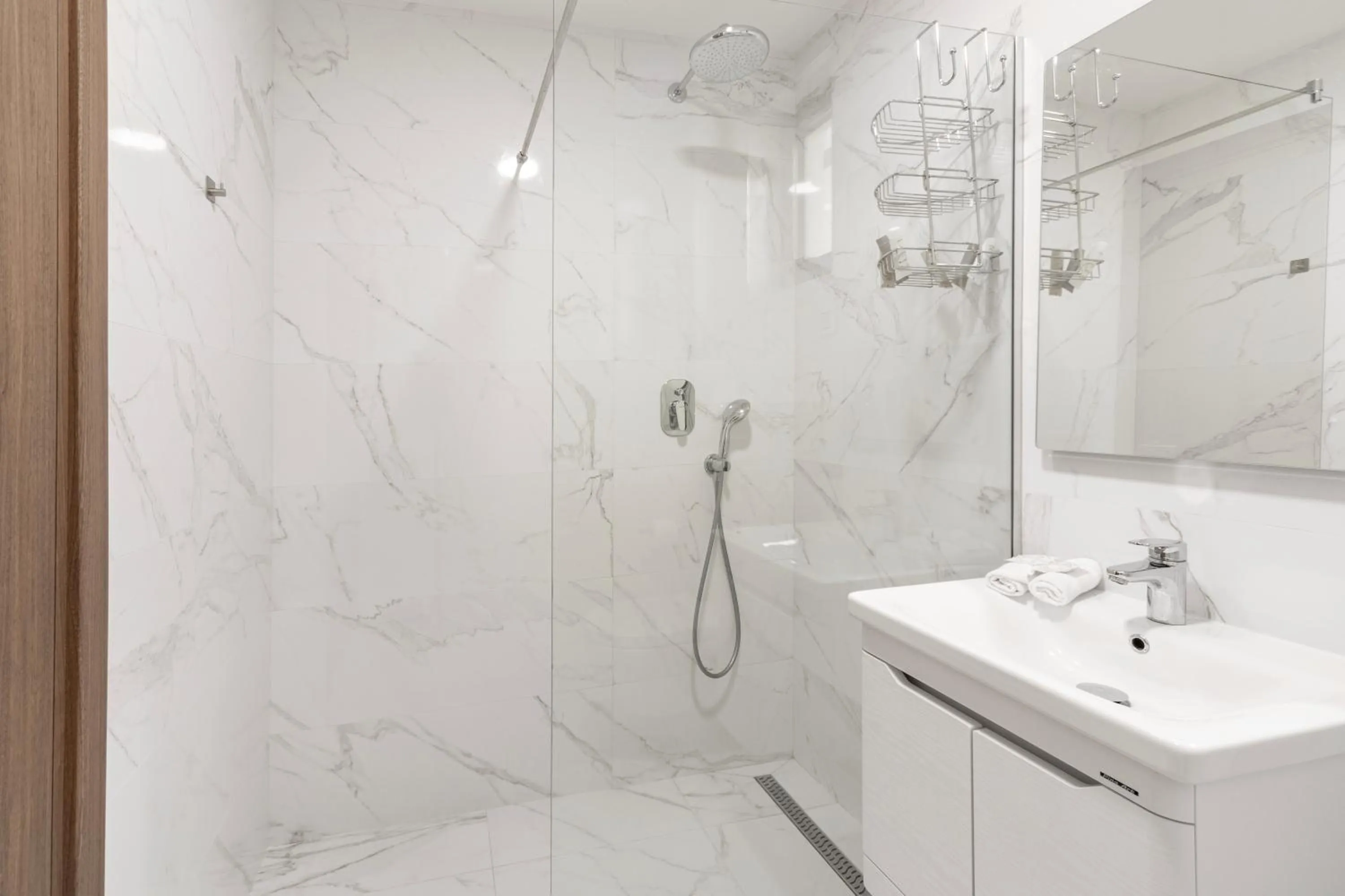 Shower in Hotel Diplomat by Aycon