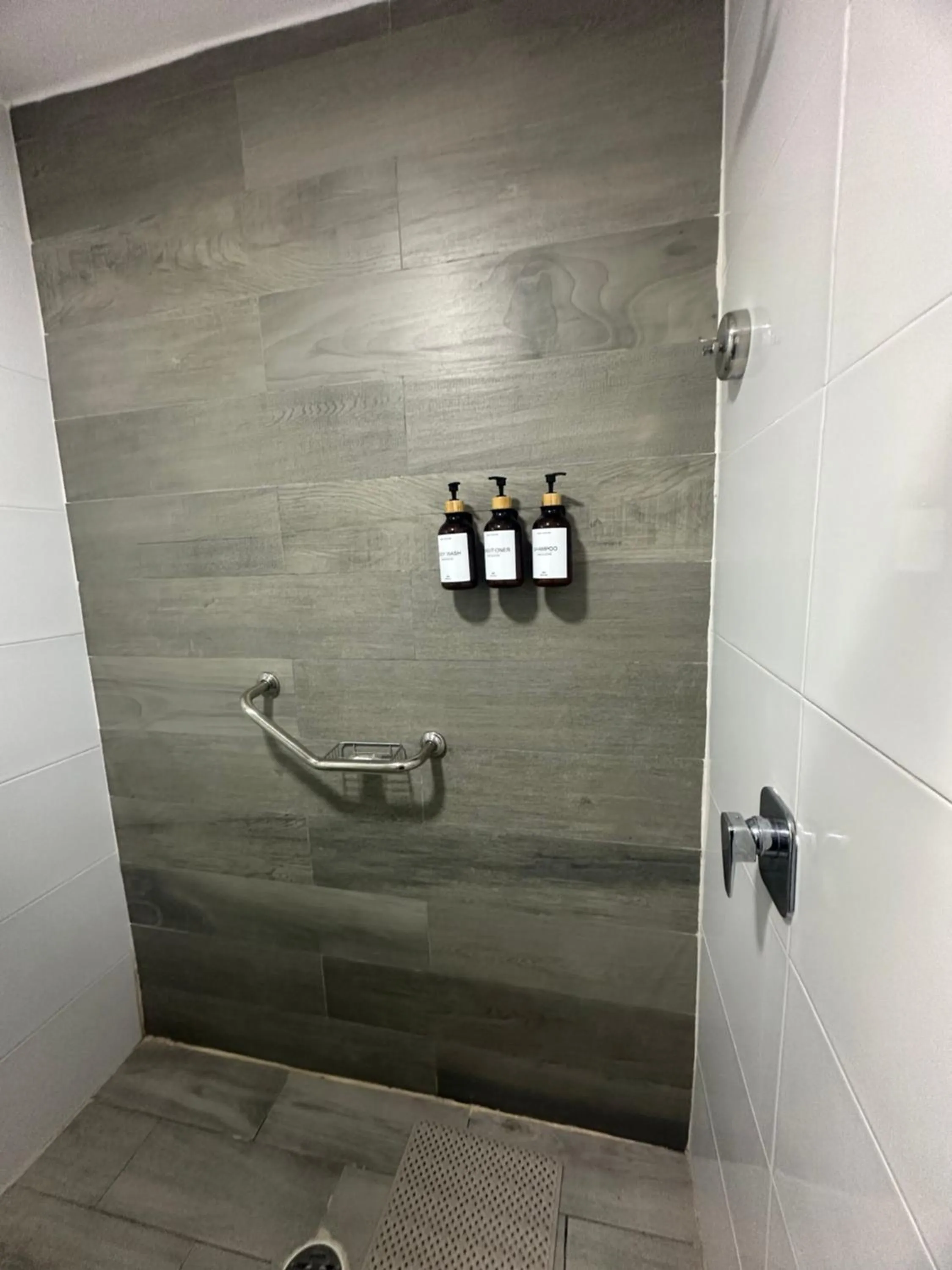 Shower in FIESTA MIRAMAR