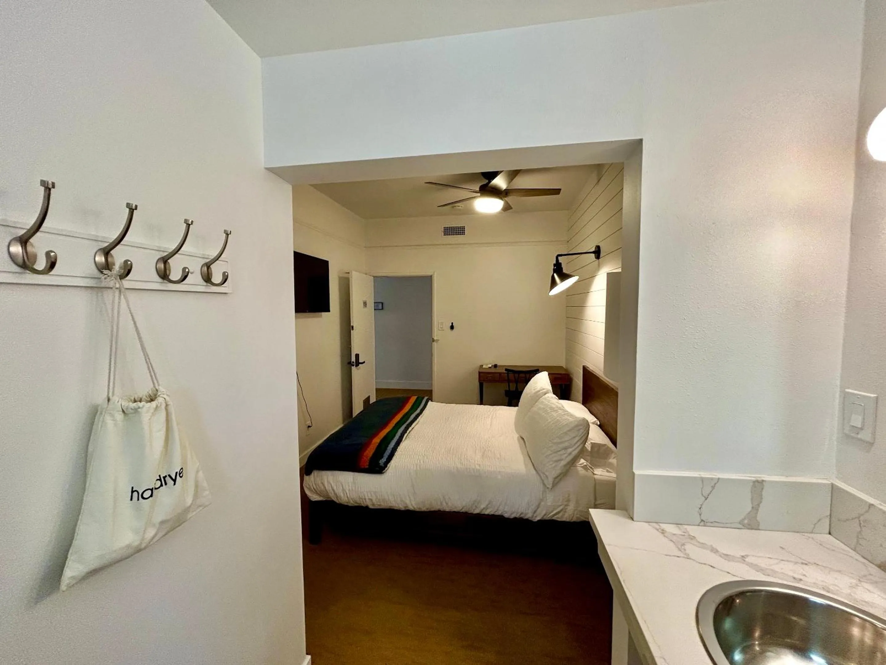 Bedroom, Bed in Sierra Motor Lodge - A Sierra Blue Hotel