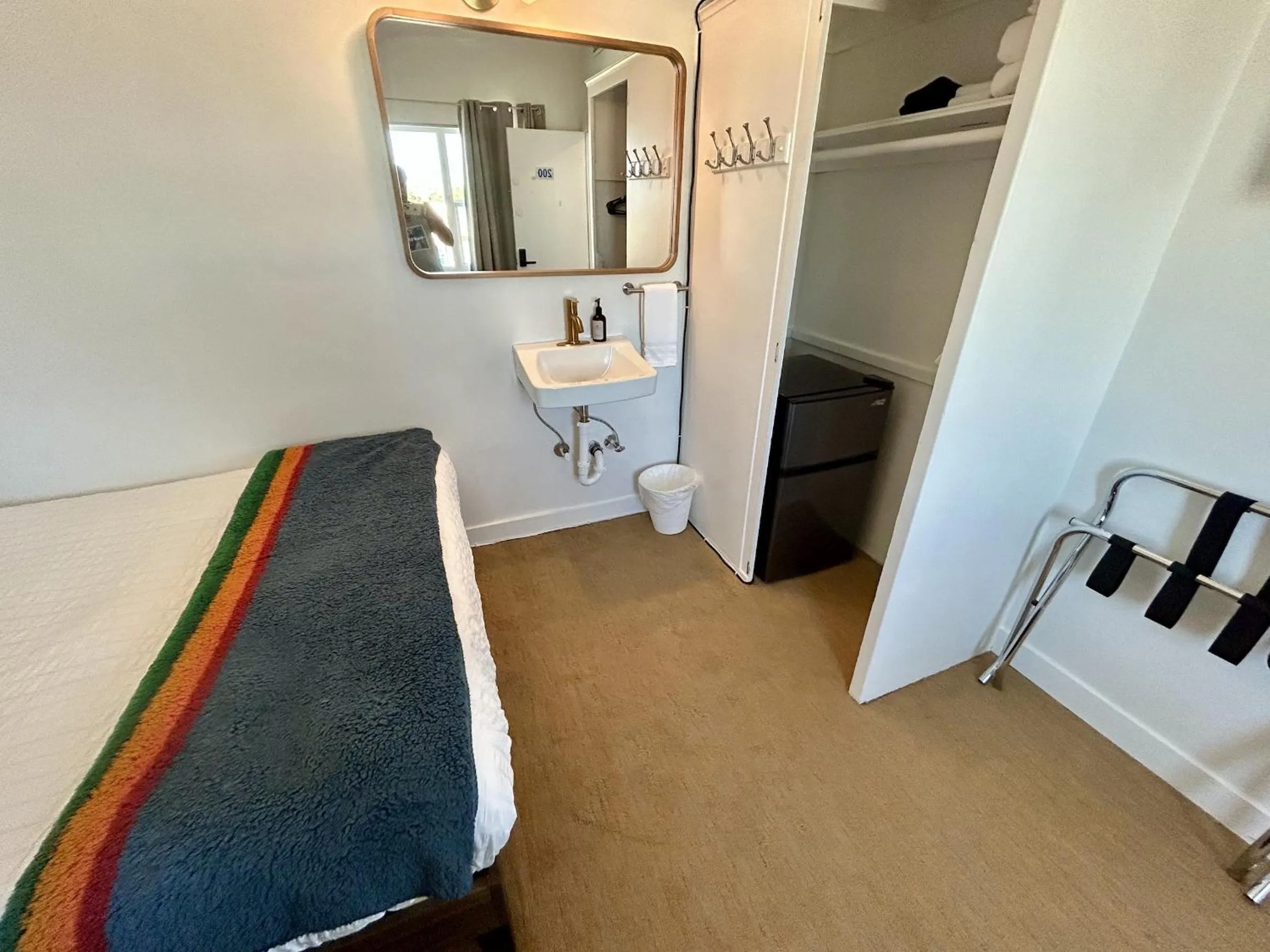 Bedroom, Bed in Sierra Motor Lodge - A Sierra Blue Hotel