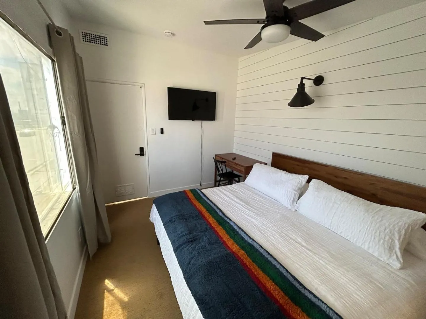 Bed in Sierra Motor Lodge - A Sierra Blue Hotel