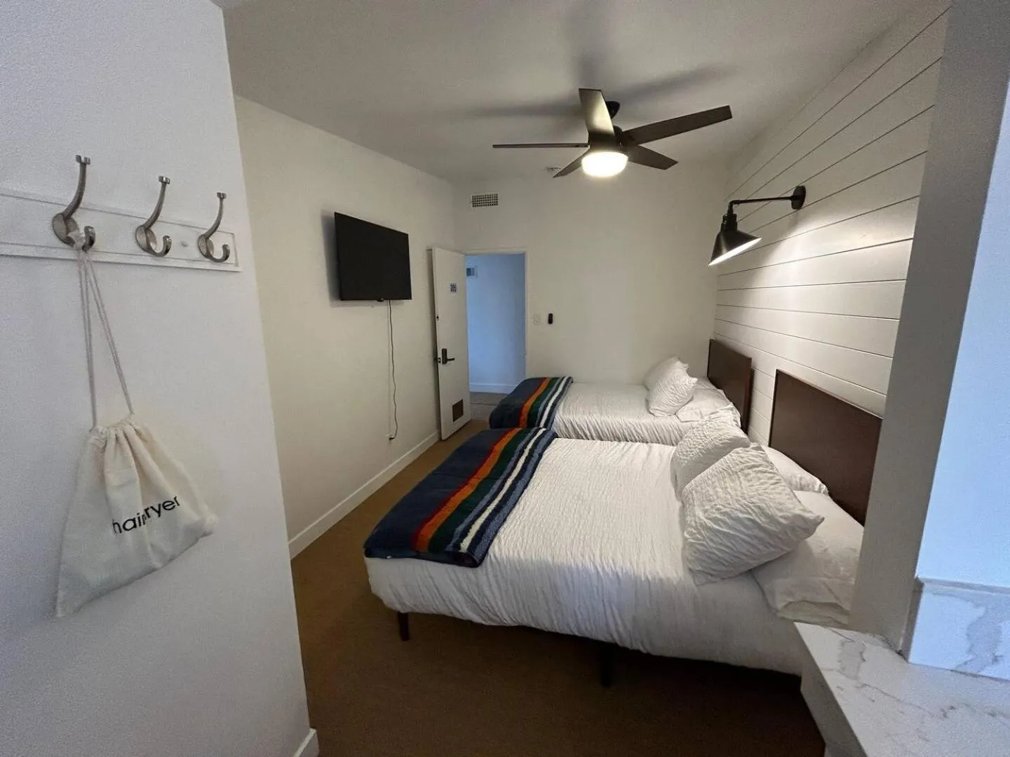 Bed in Sierra Motor Lodge - A Sierra Blue Hotel