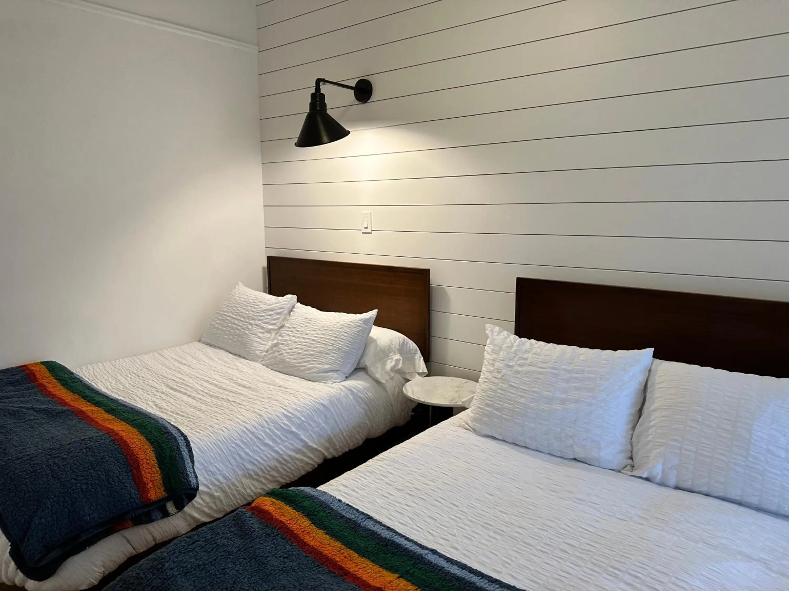 Bed in Sierra Motor Lodge - A Sierra Blue Hotel