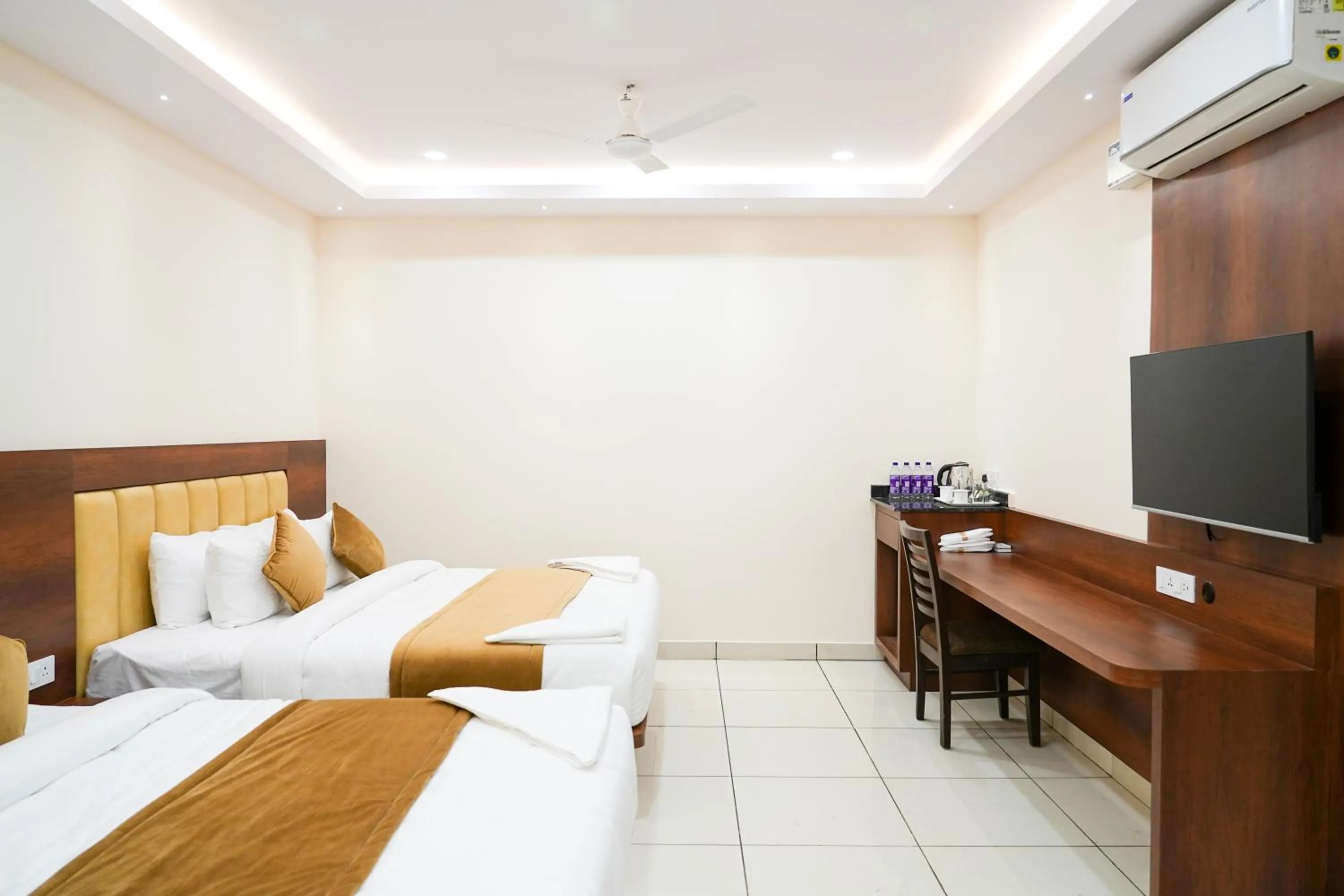 TV and multimedia, Bed in Sri Krishna Inn - Kempegowda Airport Bangalore