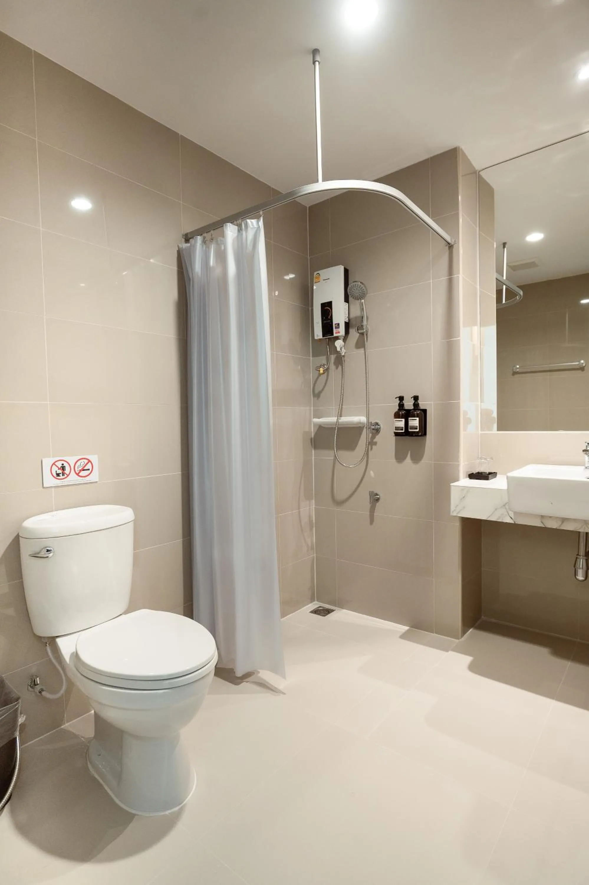 Bathroom in Pillows boutique hotel