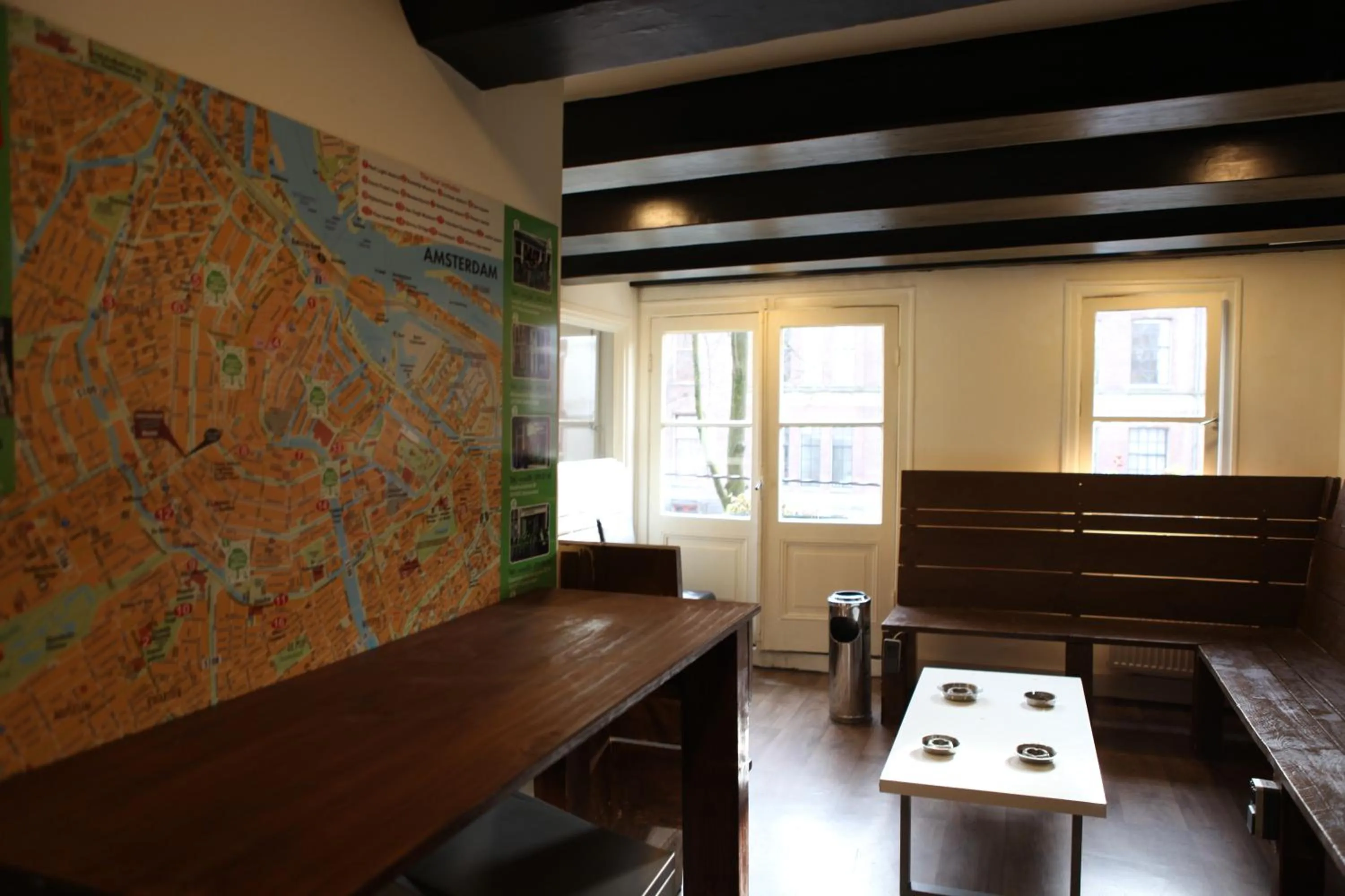 Communal lounge/ TV room in International Budget Hostel City Center