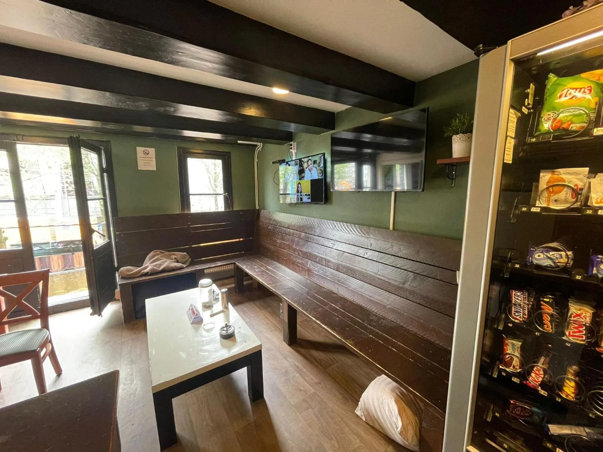 Communal lounge/ TV room in International Budget Hostel City Center