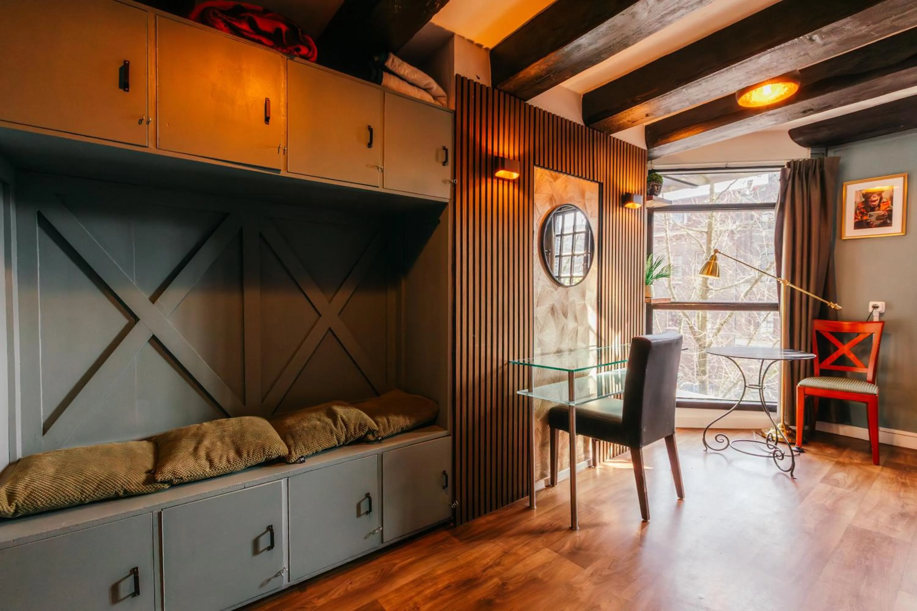 Bed in Amsterdam Downtown Hotel Canal View