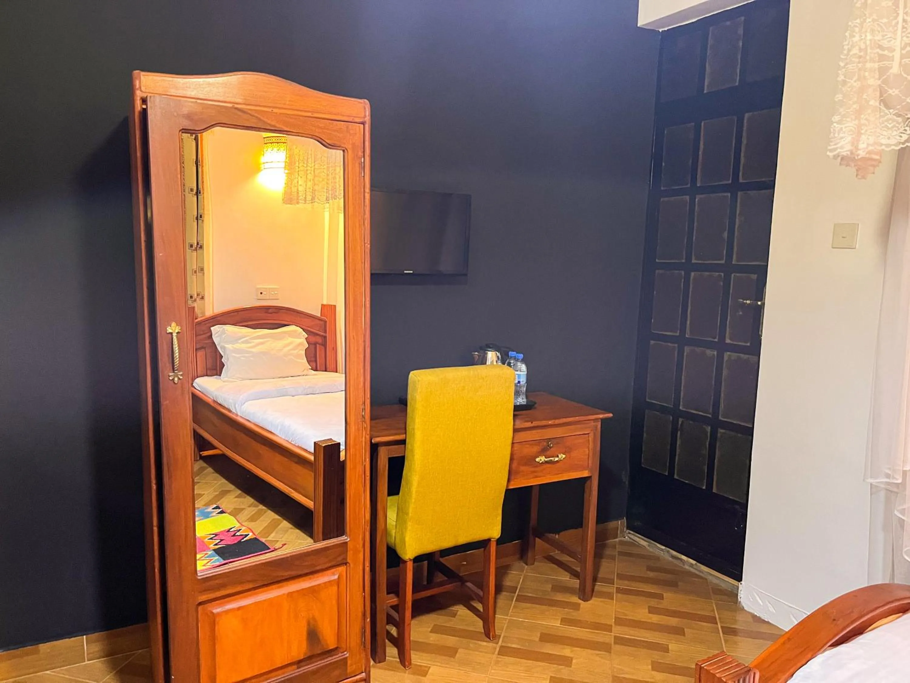 wardrobe, Bed in Njiro Climax