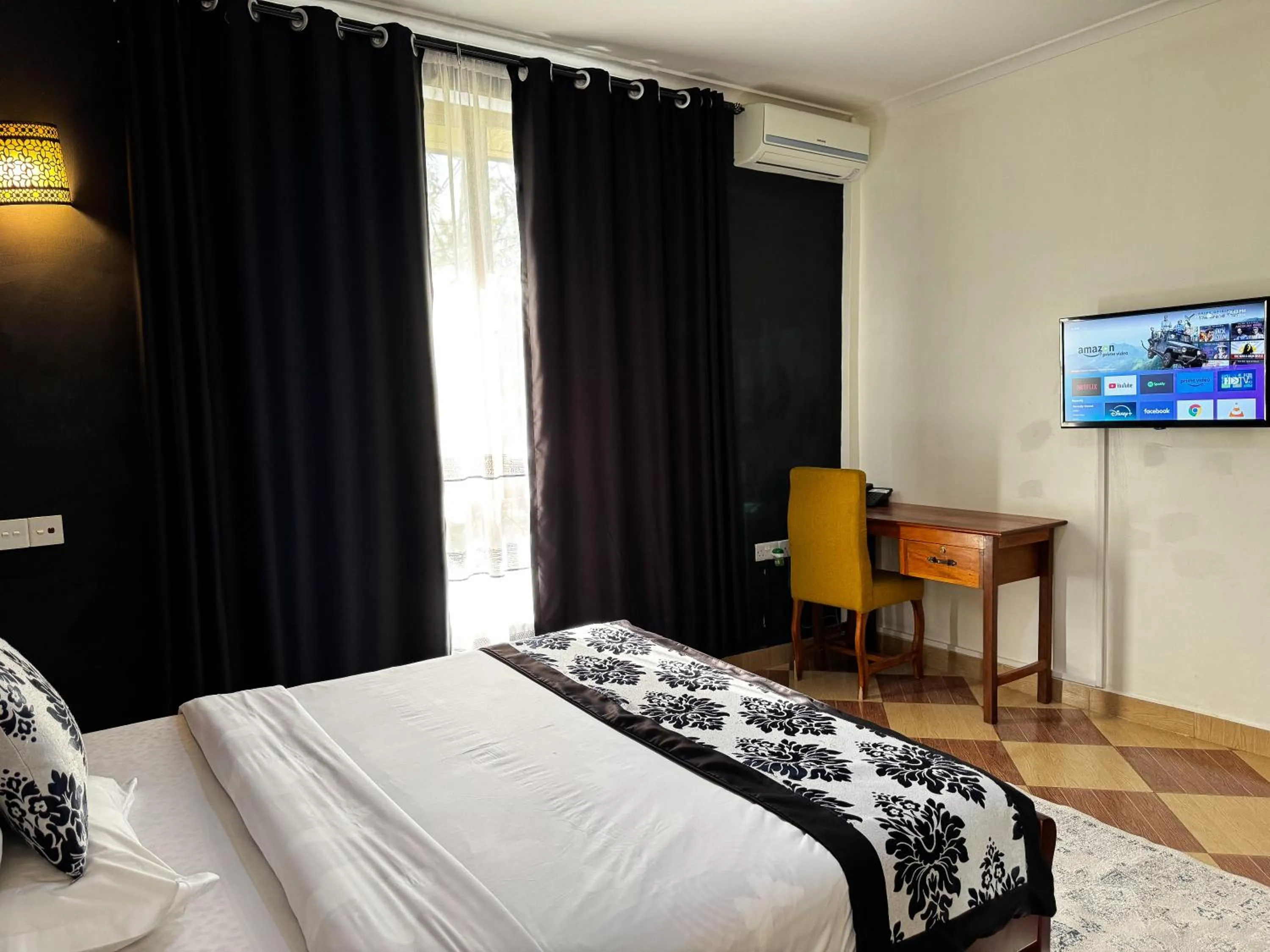 Communal lounge/ TV room, Bed in Njiro Climax