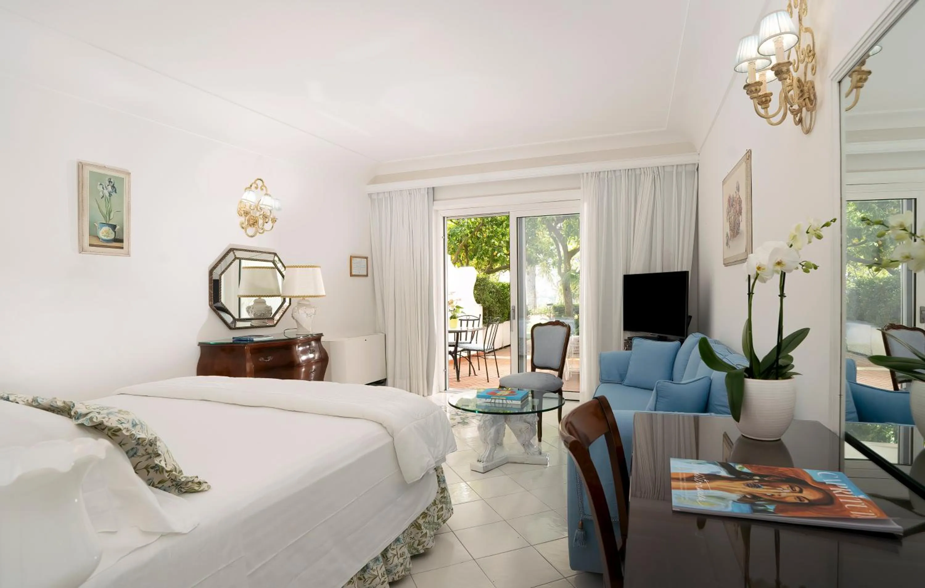 Patio, Bed in Hotel Villa Brunella