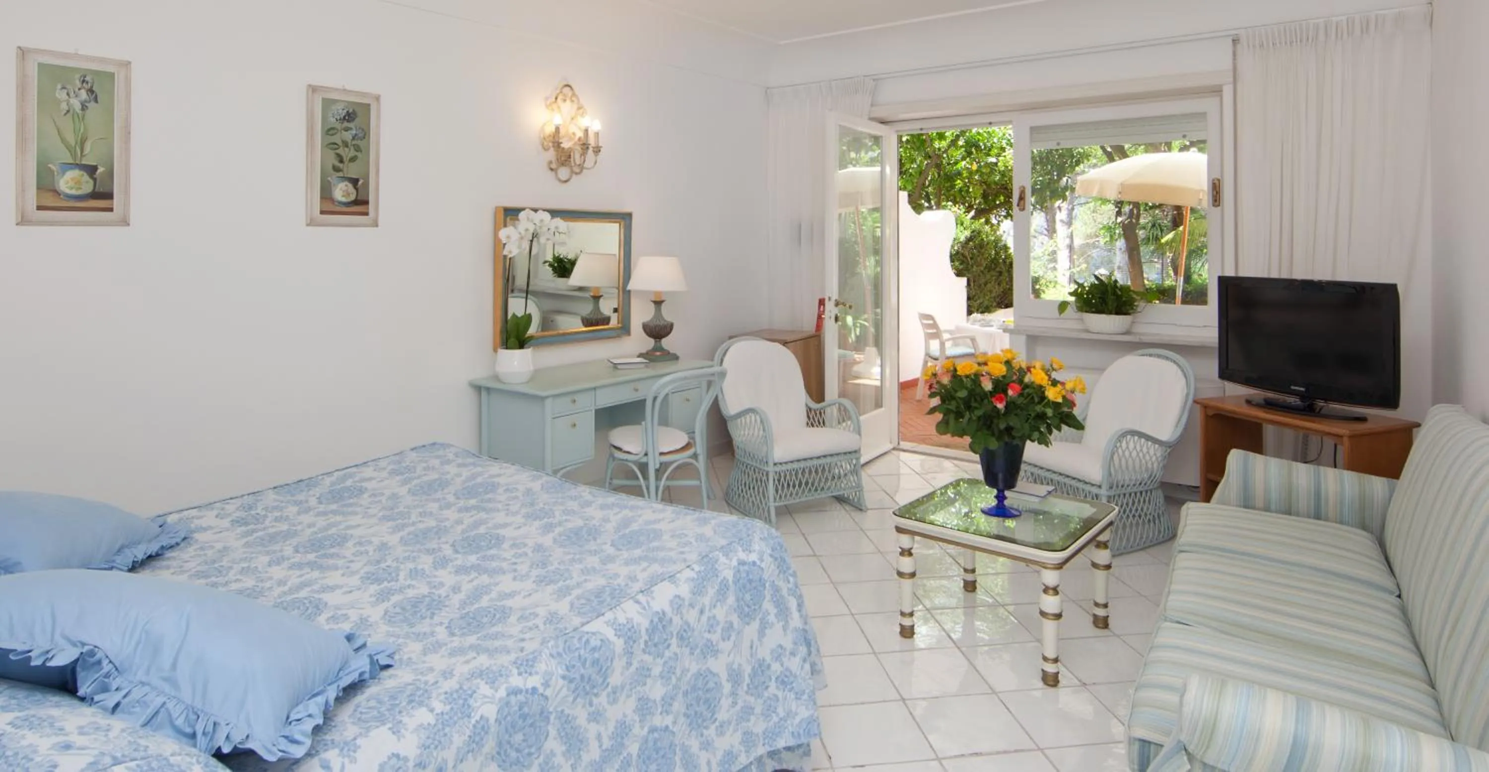 Patio, Bed in Hotel Villa Brunella