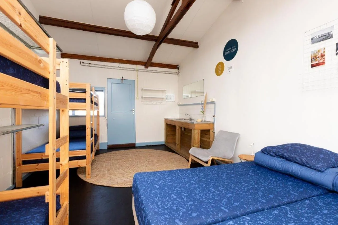 Bed in Het Toppunt groot vakantiehuis aan het water