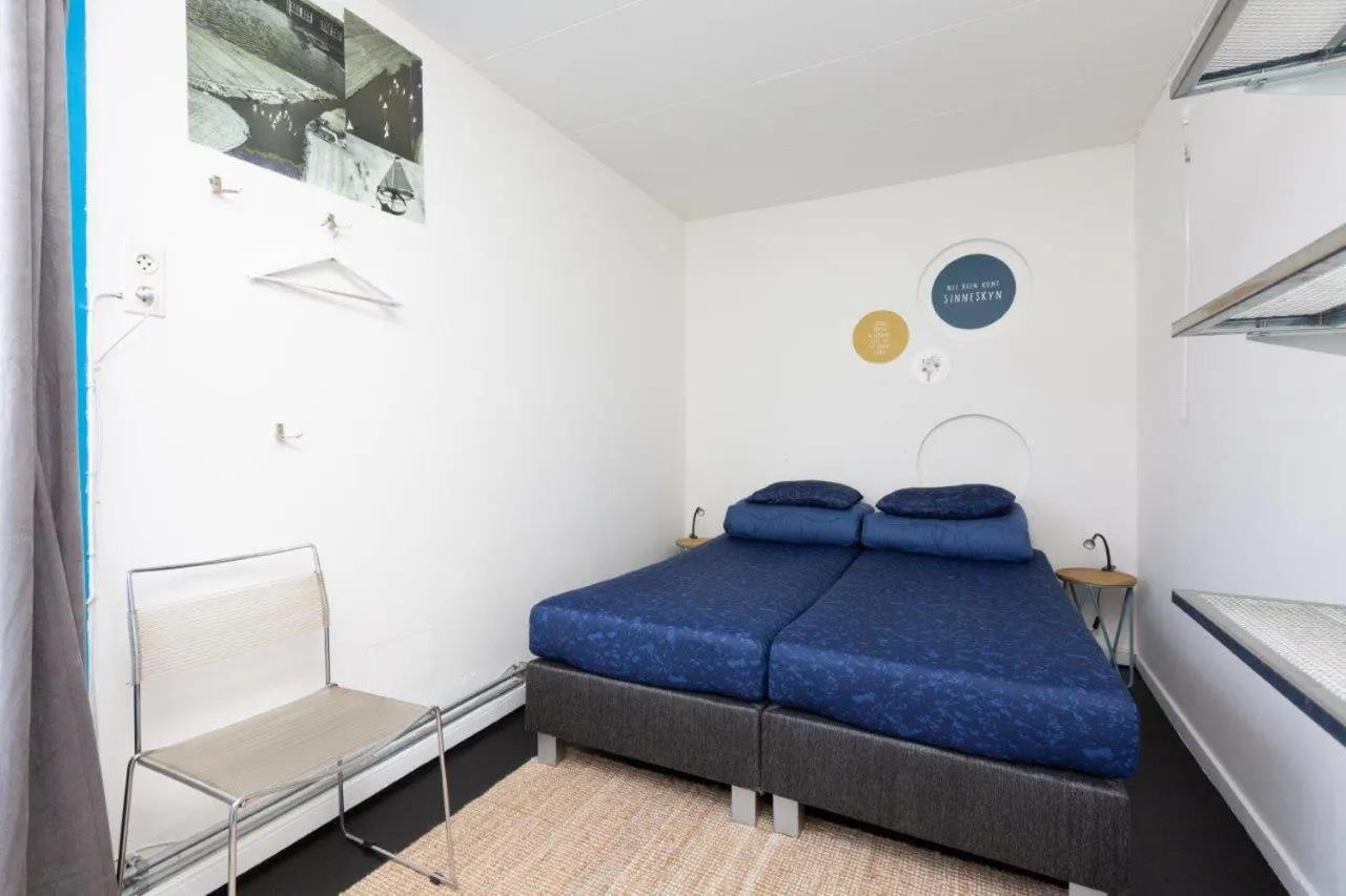 Bed in Het Toppunt groot vakantiehuis aan het water