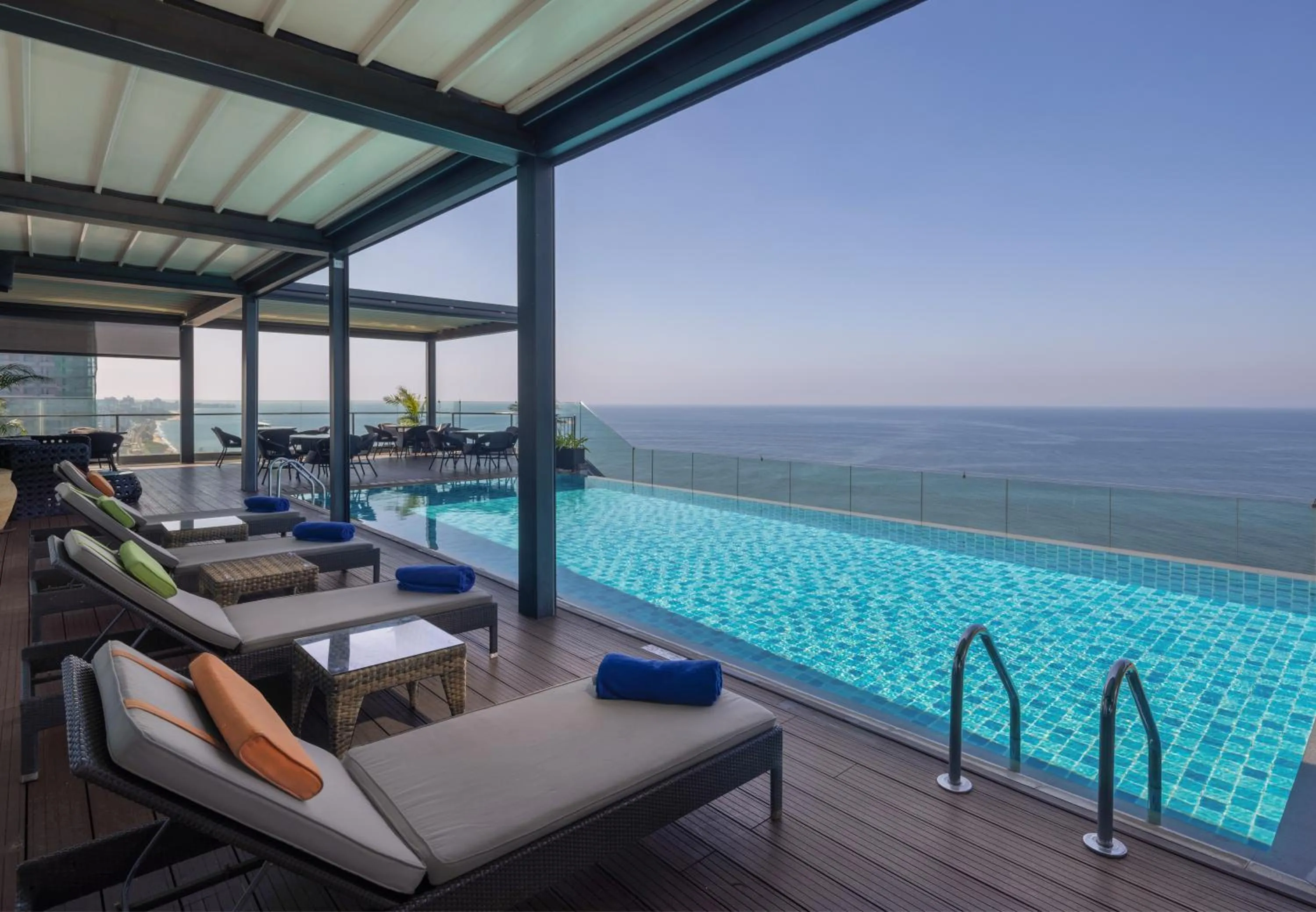 Pool view in Radisson Hotel Colombo