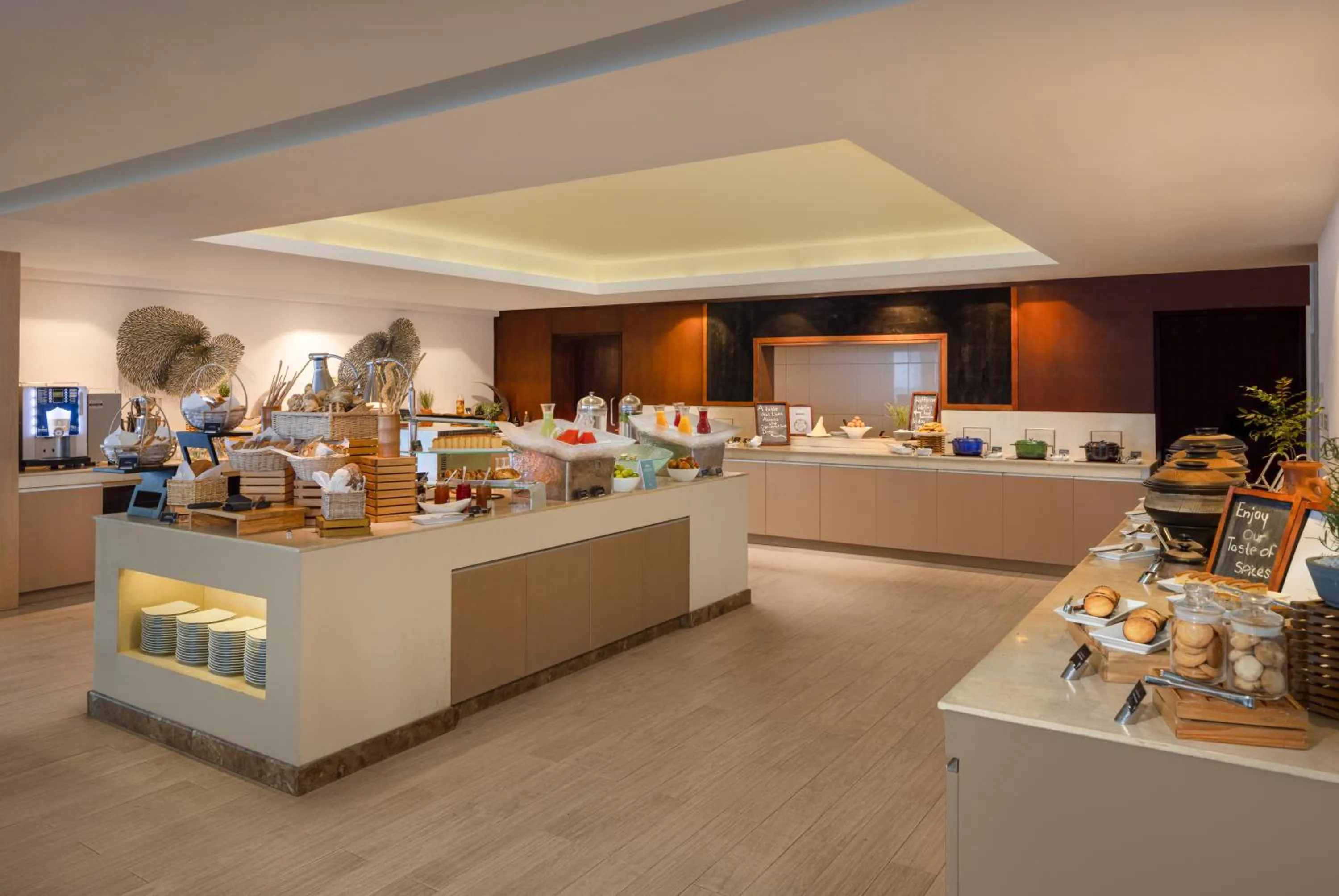 Restaurant/places to eat in Radisson Hotel Colombo