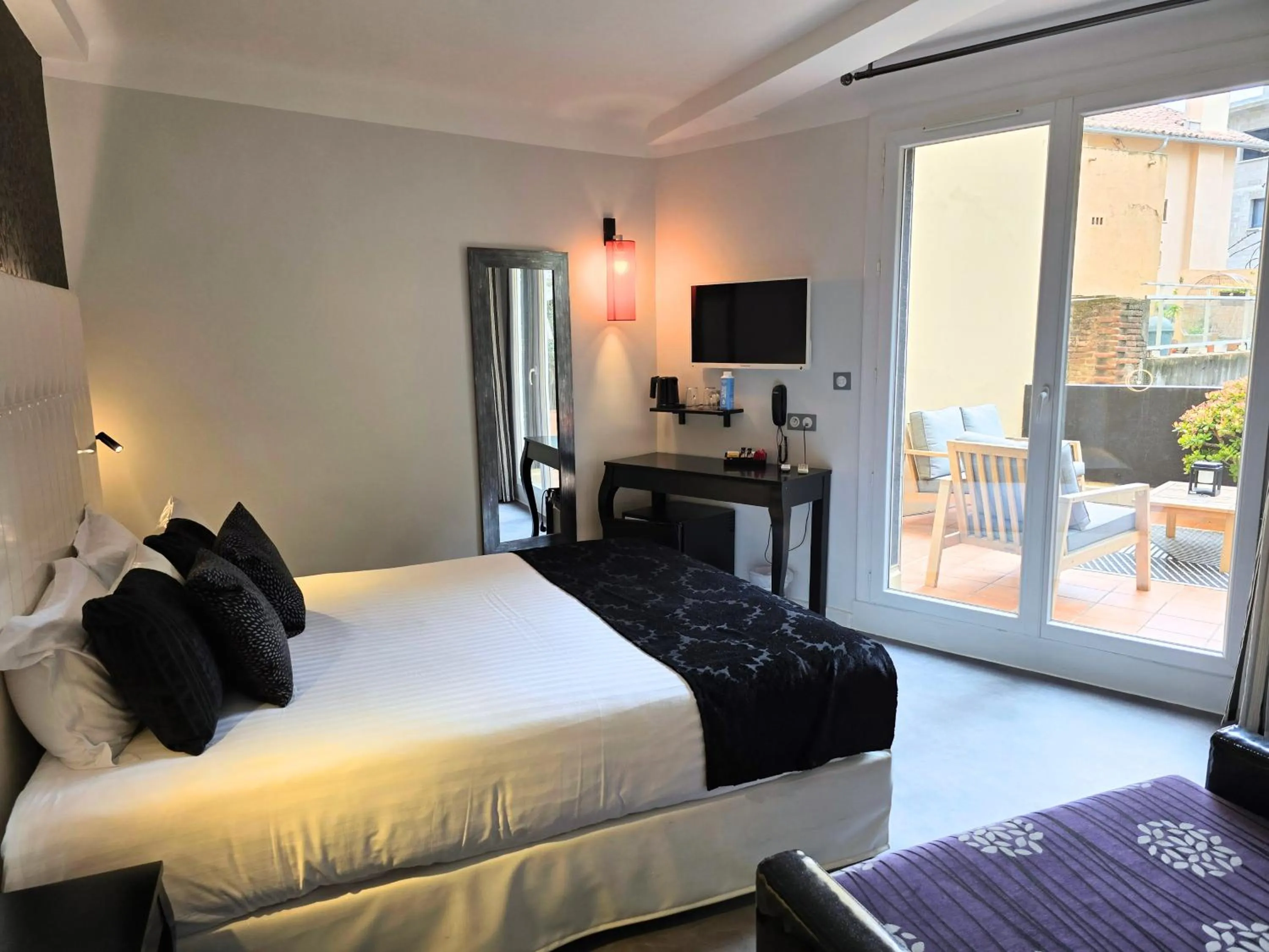 Balcony/Terrace, Bed in Nyx Hôtel Indépendant Perpignan Centre Gare