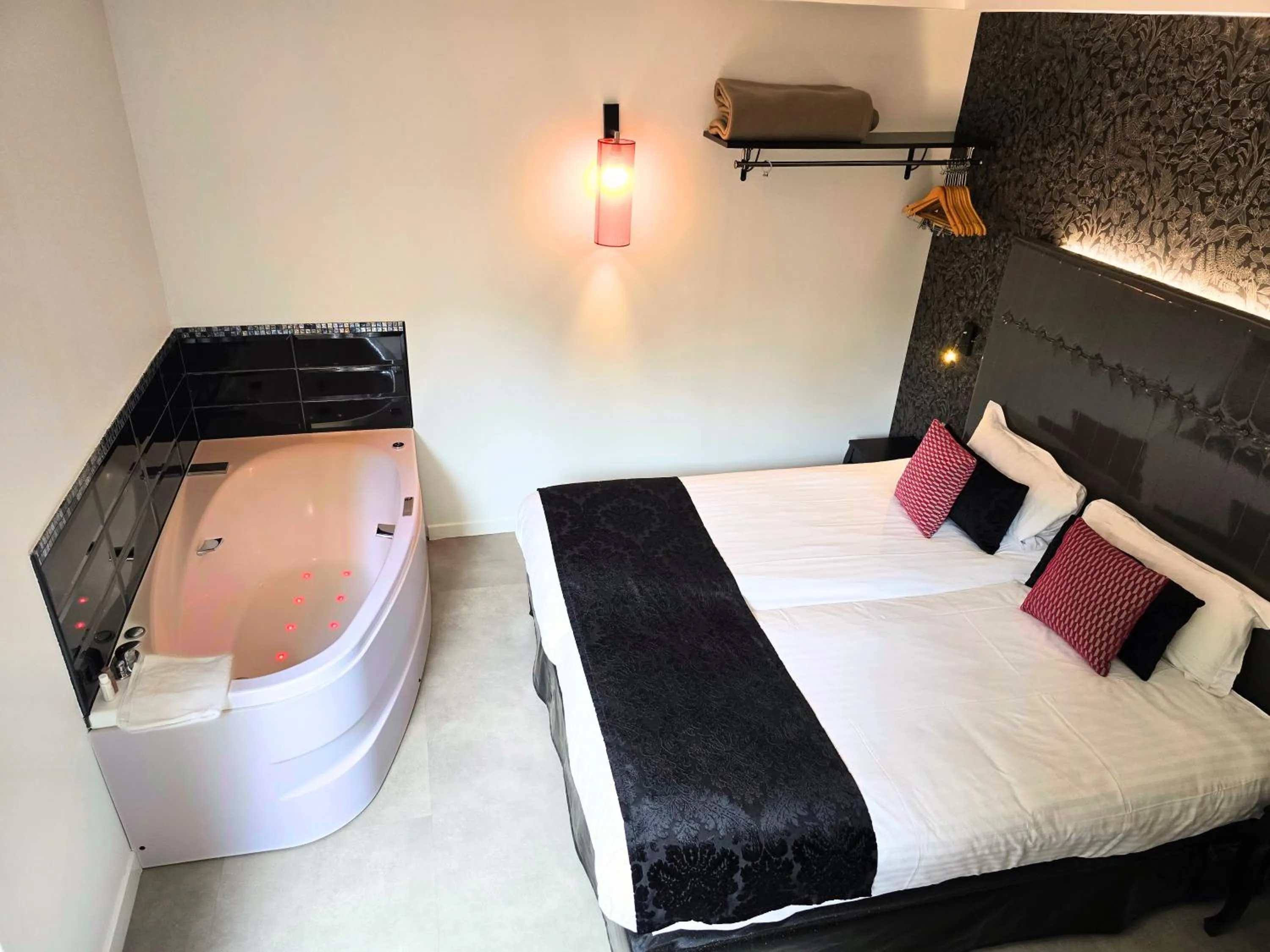 Photo of the whole room, Bed in Nyx Hôtel Indépendant Perpignan Centre Gare