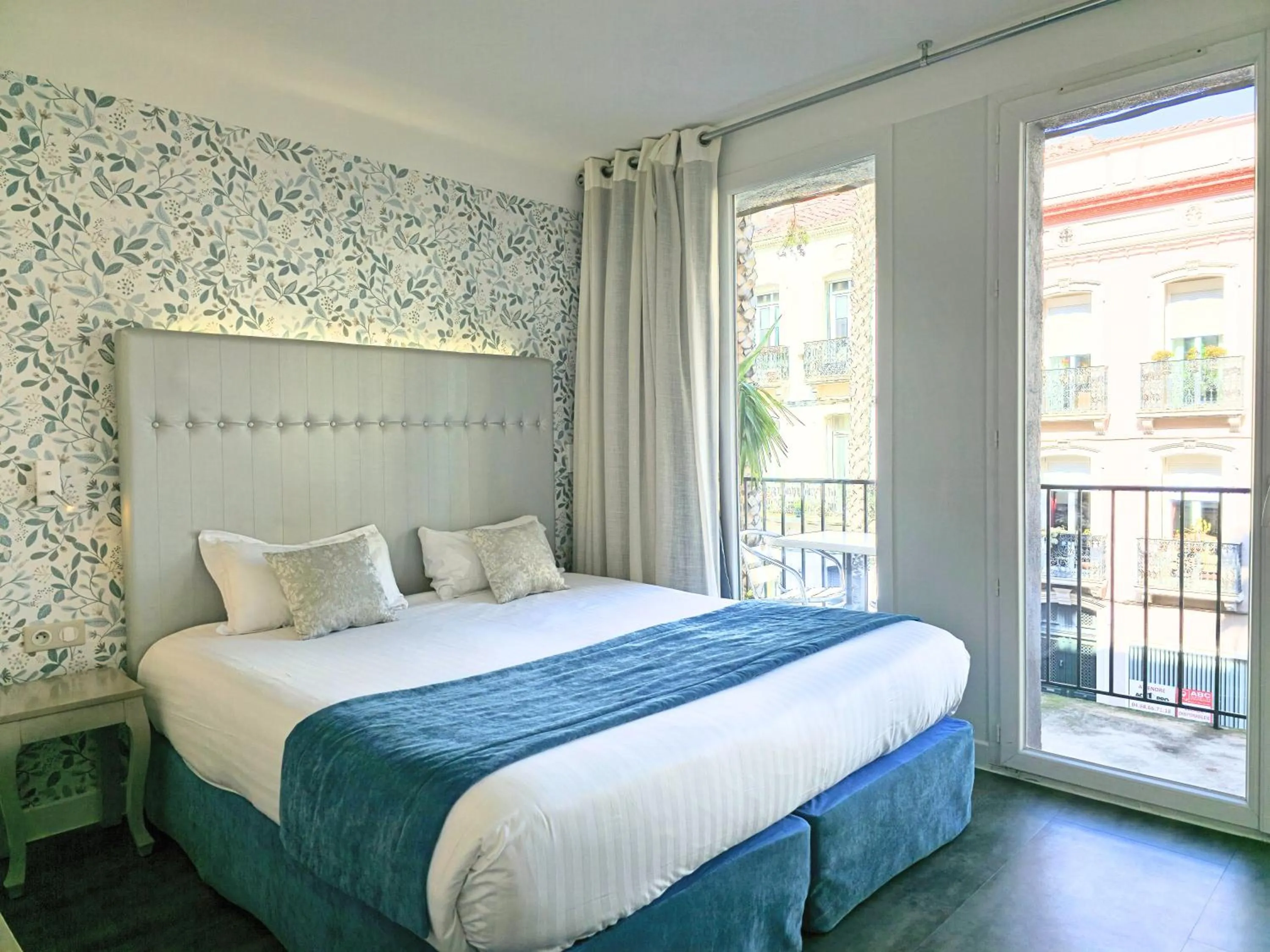 Balcony/Terrace, Bed in Nyx Hôtel Indépendant Perpignan Centre Gare