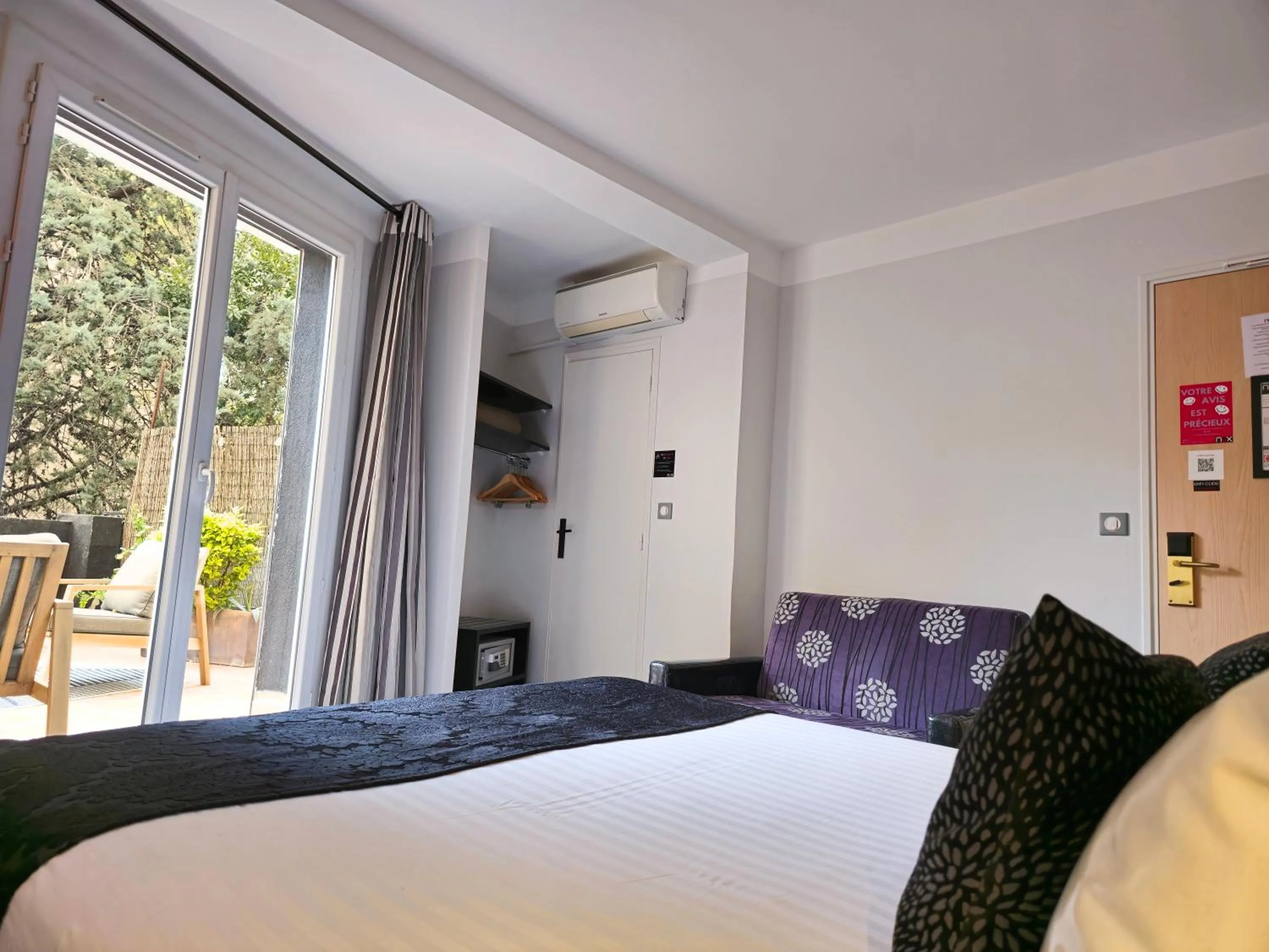 Photo of the whole room, Bed in Nyx Hôtel Indépendant Perpignan Centre Gare