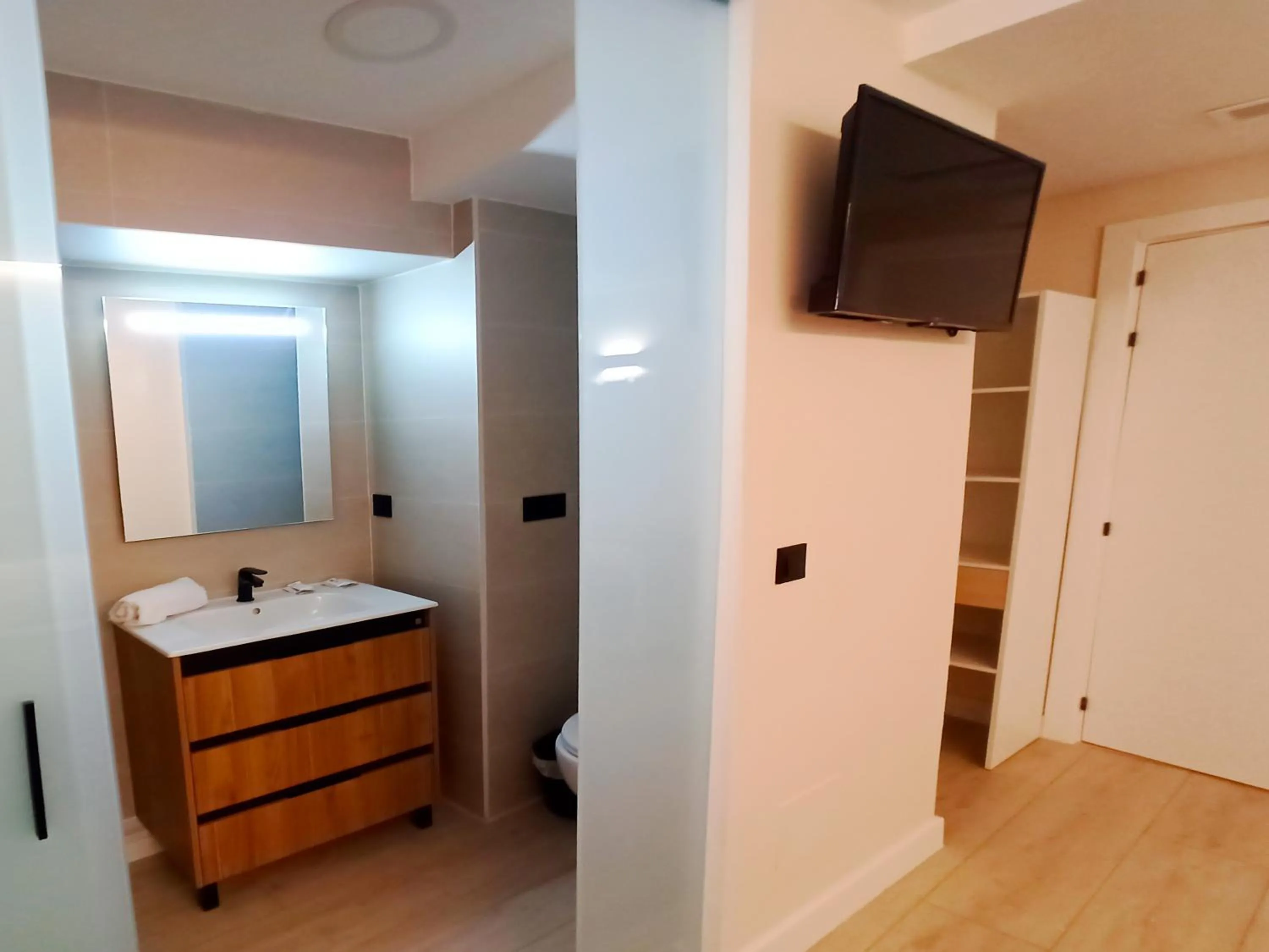 Bathroom in Bahia Rooms Cantabria 3000