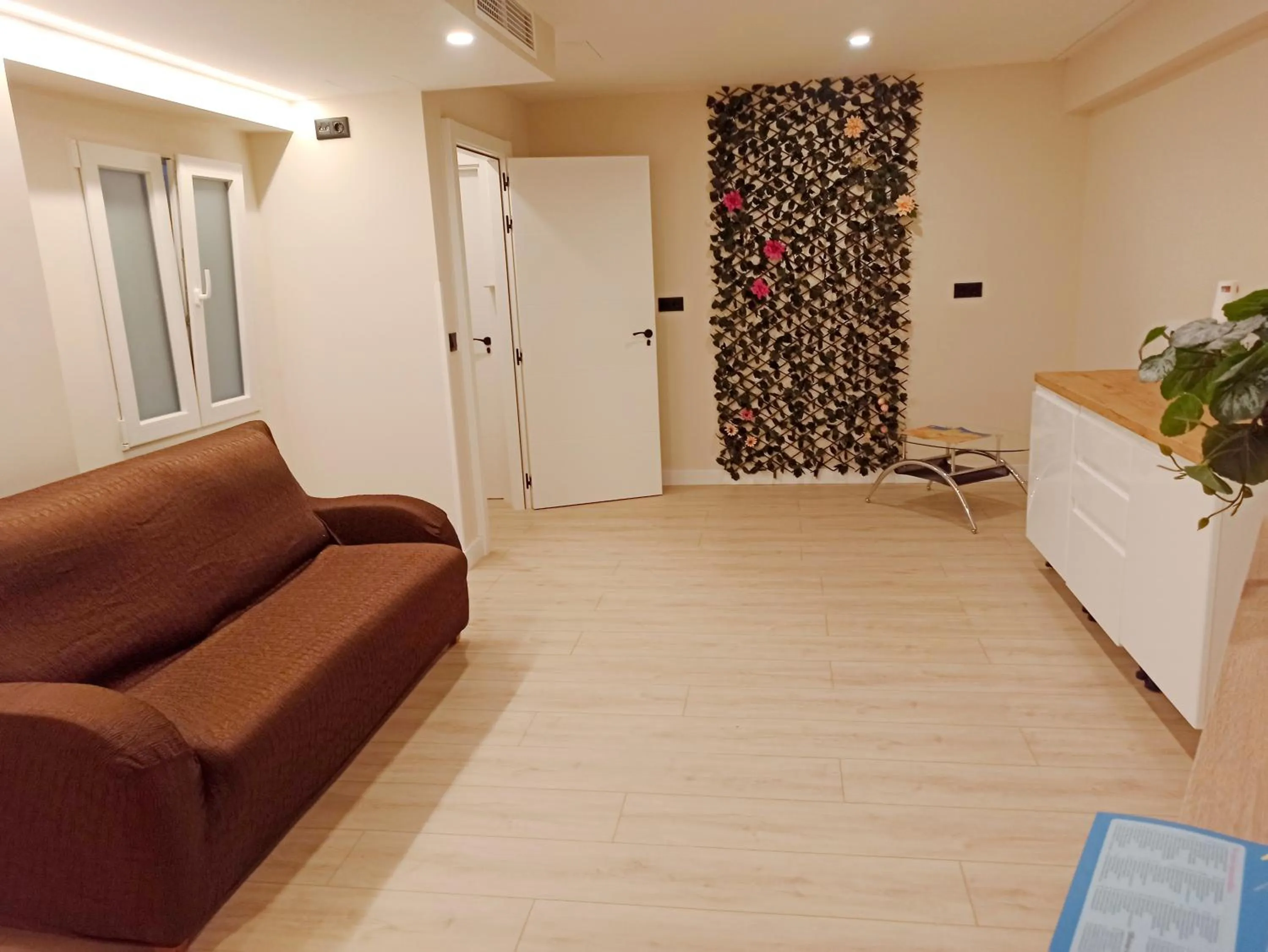 Lobby or reception in Bahia Rooms Cantabria 3000